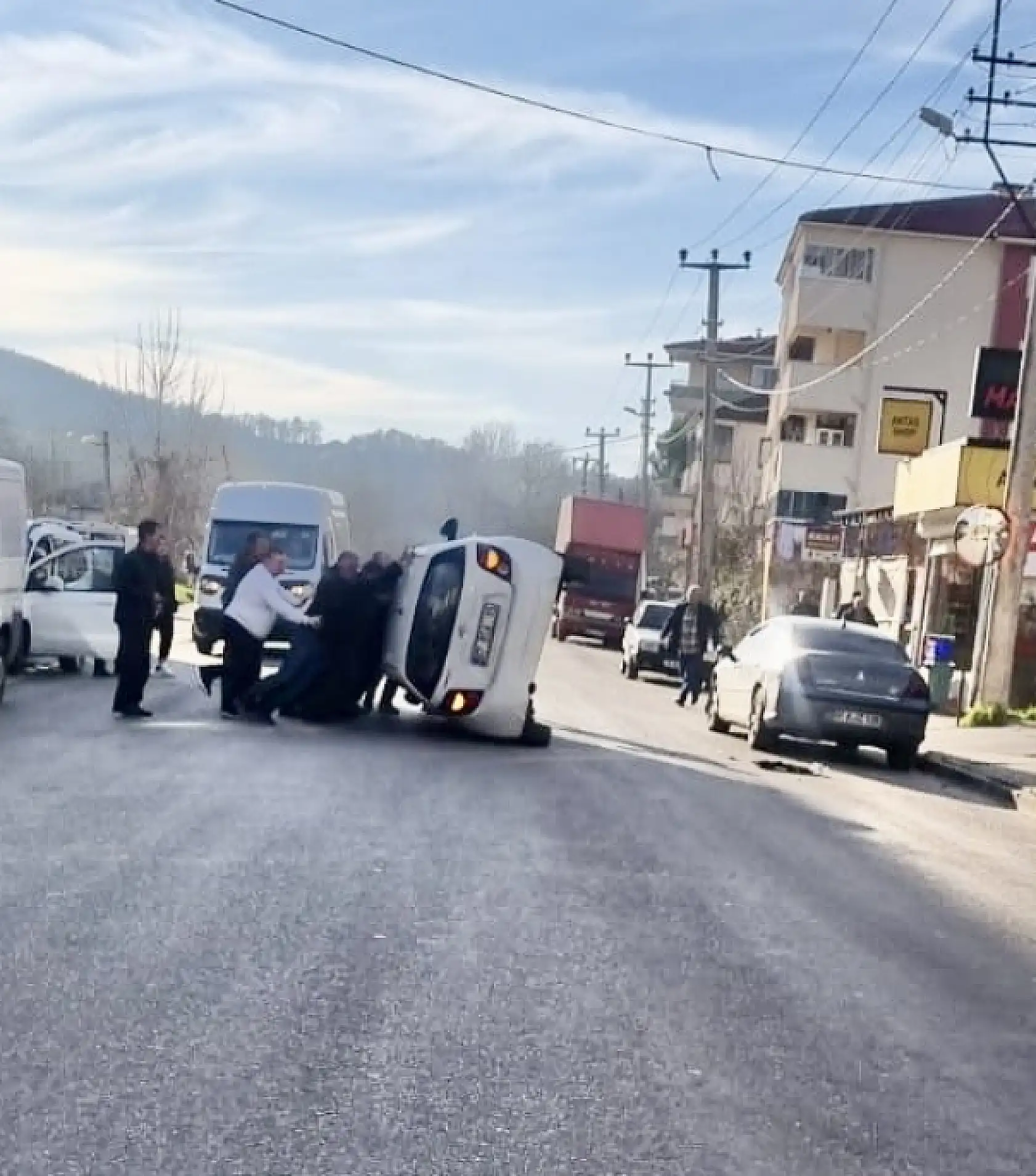 Gözüne güneş gelen sürücü kaza yaptı