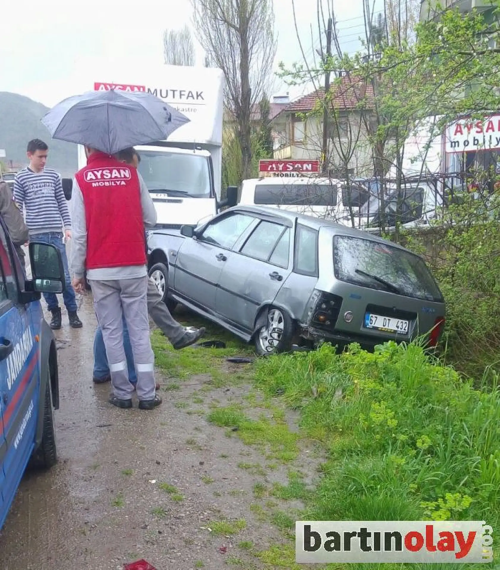 Çarpışan otomobillerden biri ters döndü