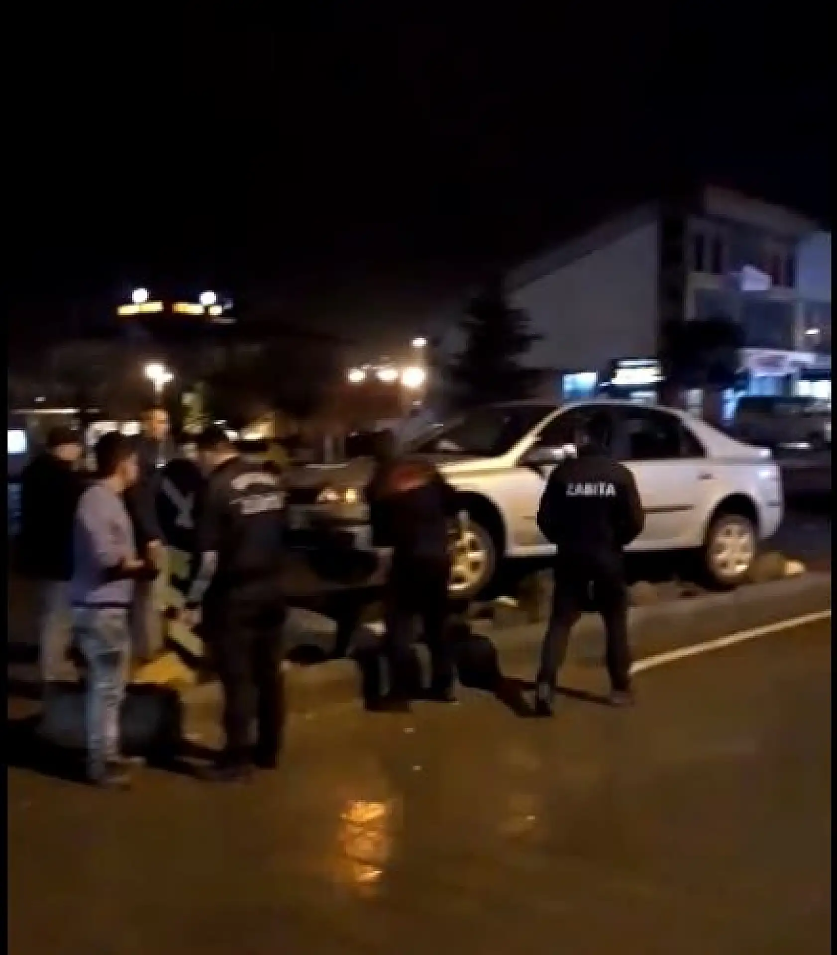 Orta refüje çıktı, taşların üzerinde kaldı