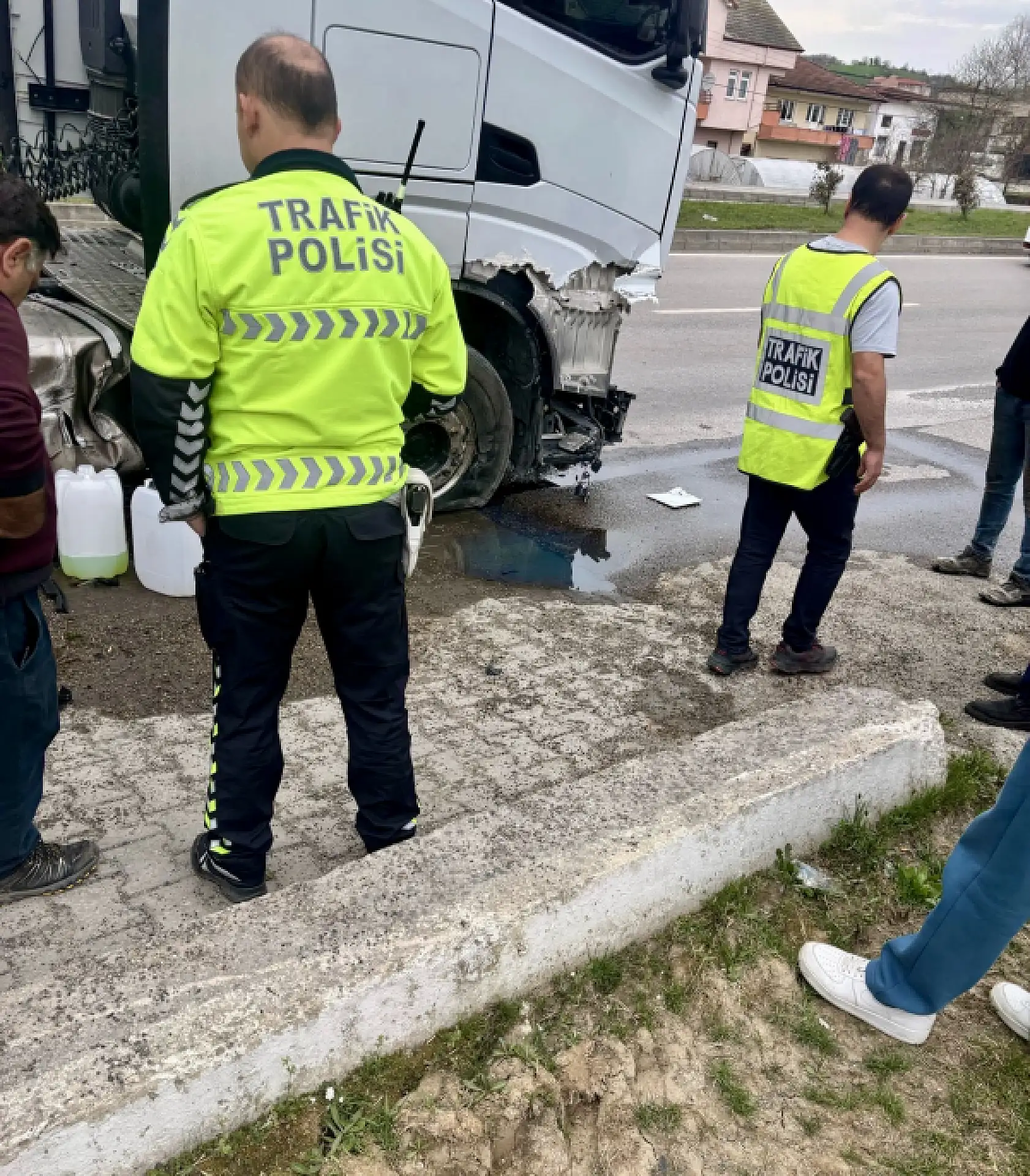 Kepçenin tırnakları tır'a saplandı