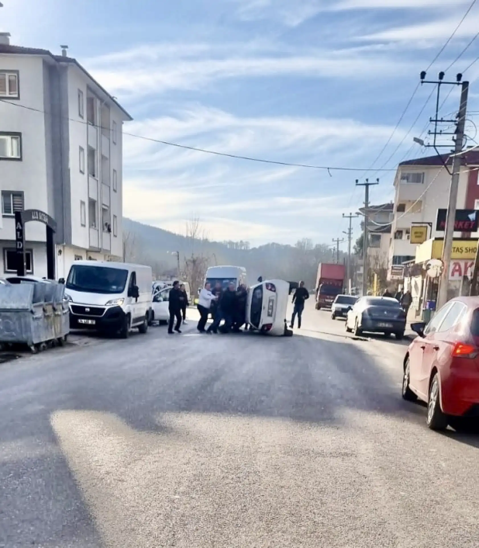 Gözüne güneş gelen sürücü kaza yaptı