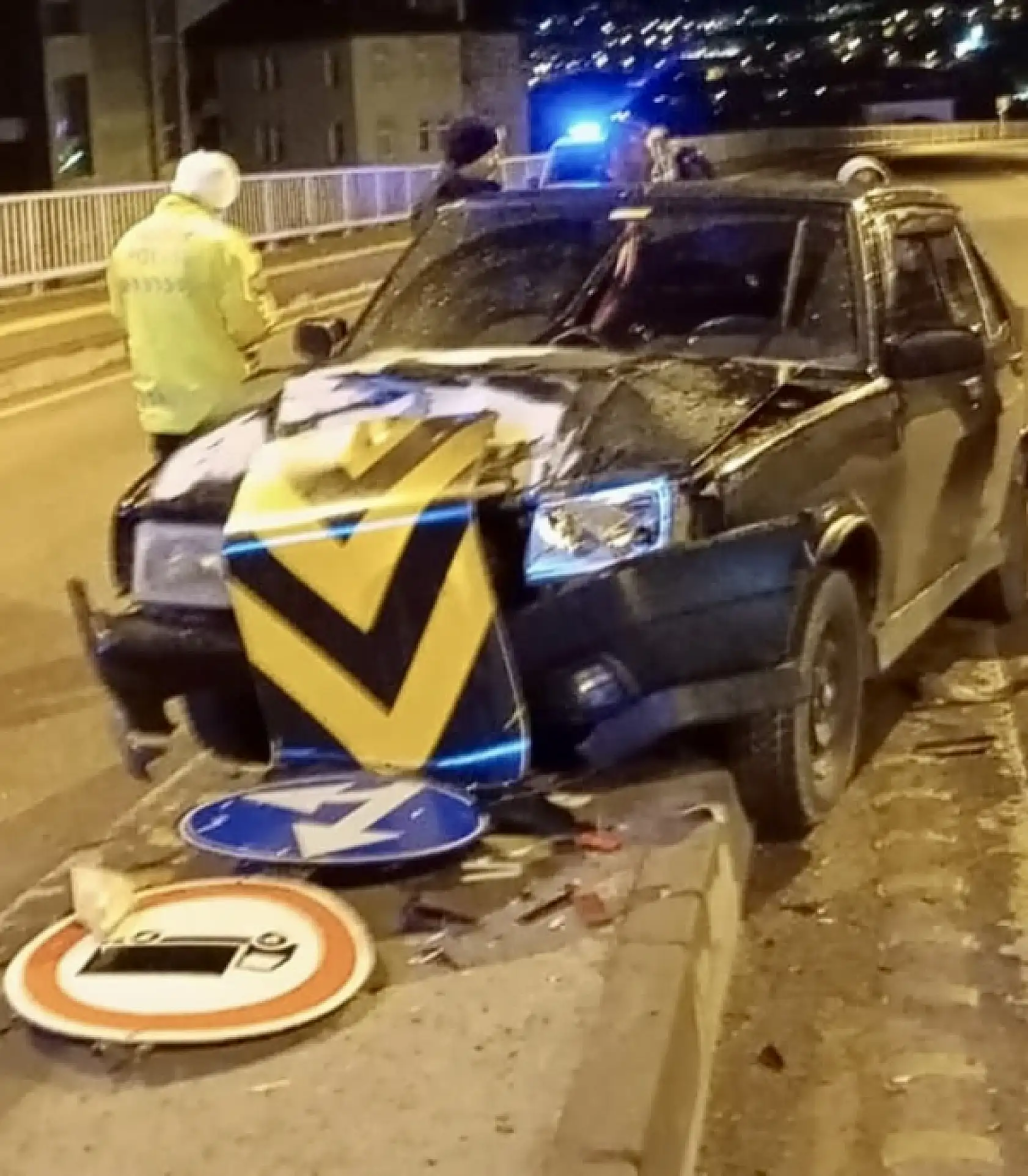 Otomobil orta refüje çarptı