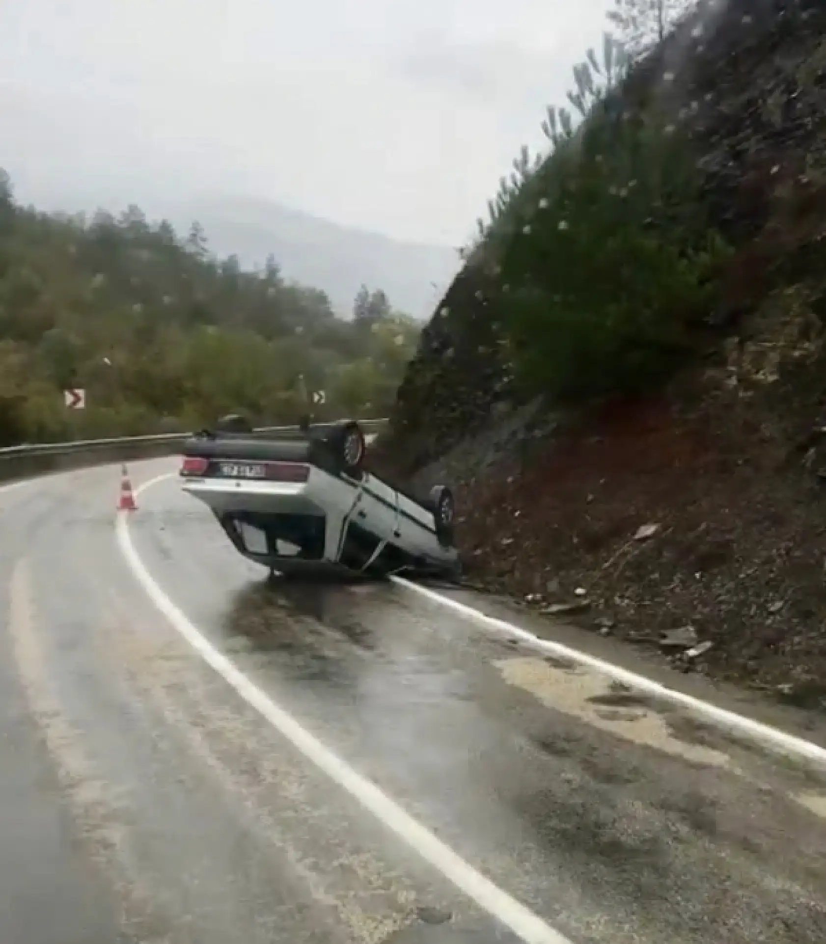 Kazada Otomobil ters döndü