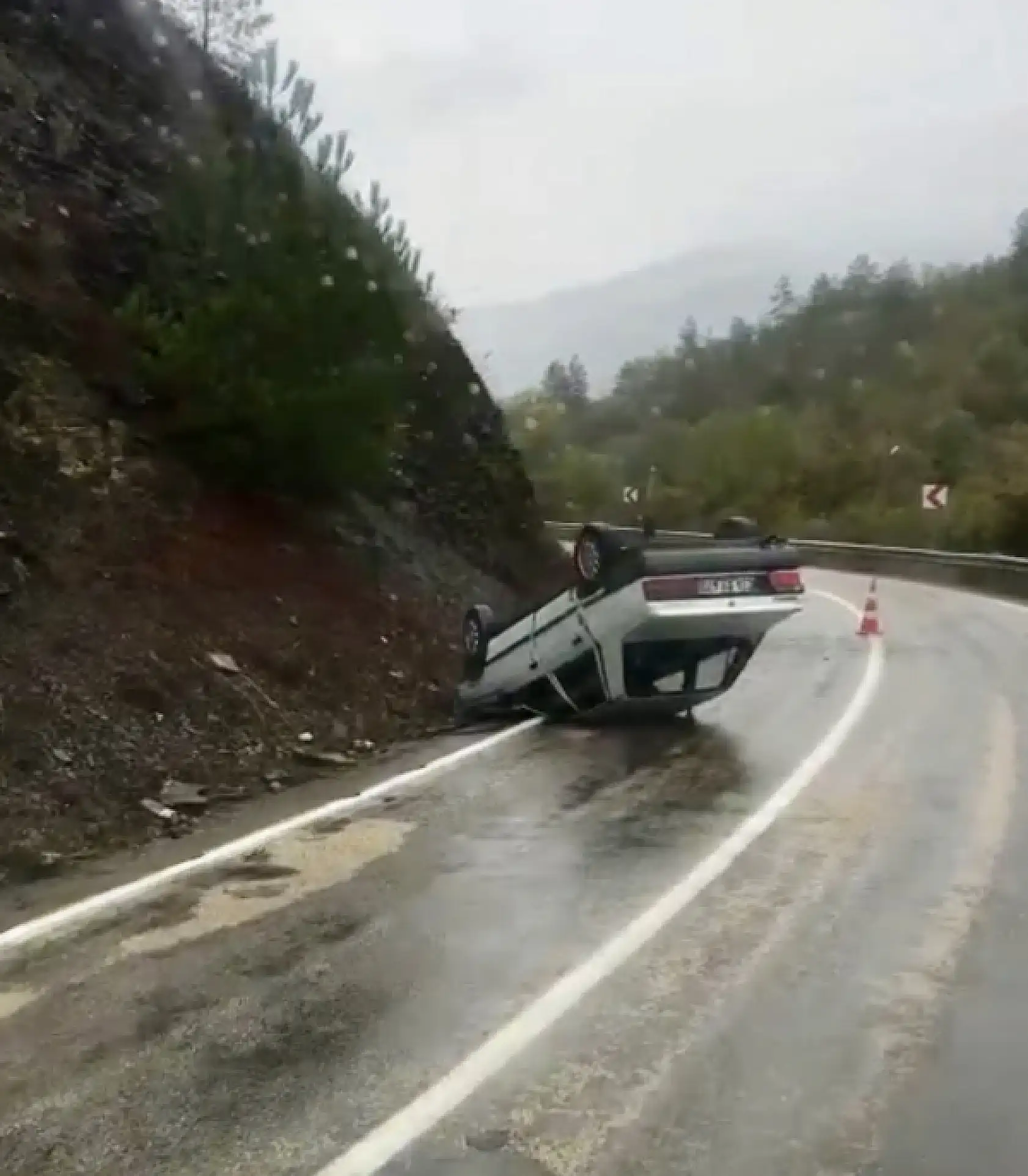 Kazada Otomobil ters döndü