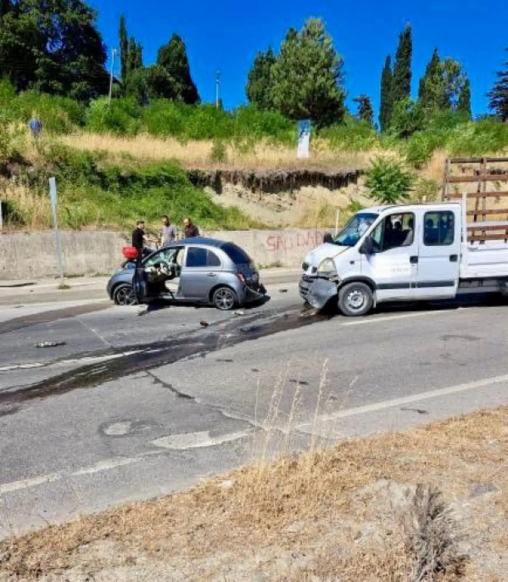 Karşı şeride geçen araca kamyonet çarptı