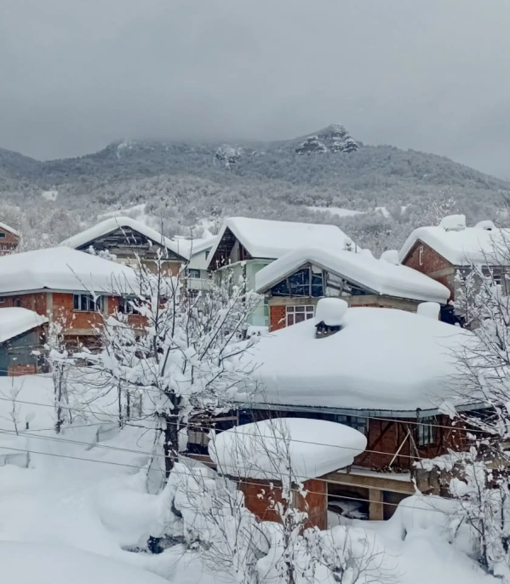 Köylerde kar insan boyunda