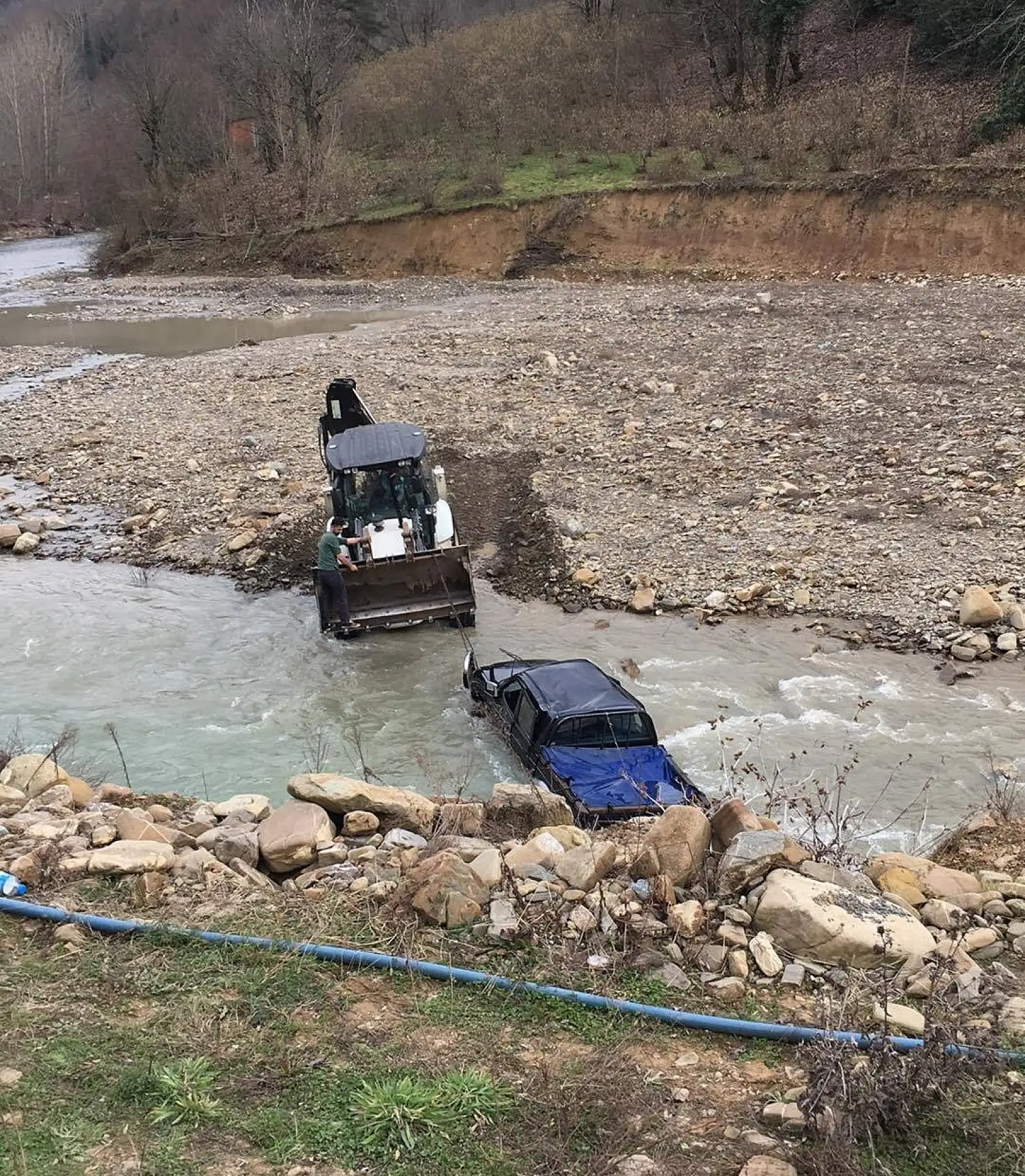 Irmağa uçan kamyonette can pazarı