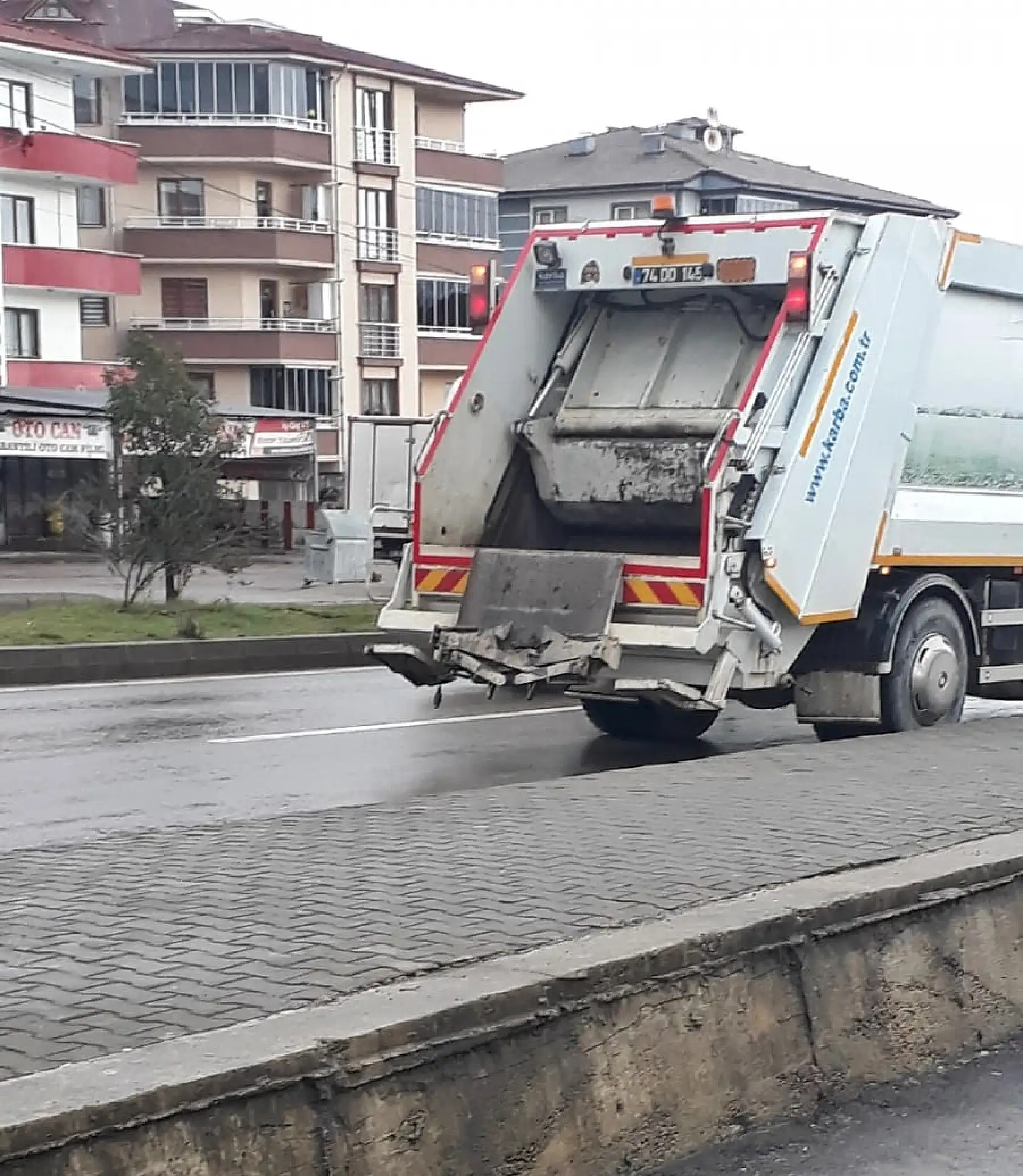 Çöp kamyonuna çarptı