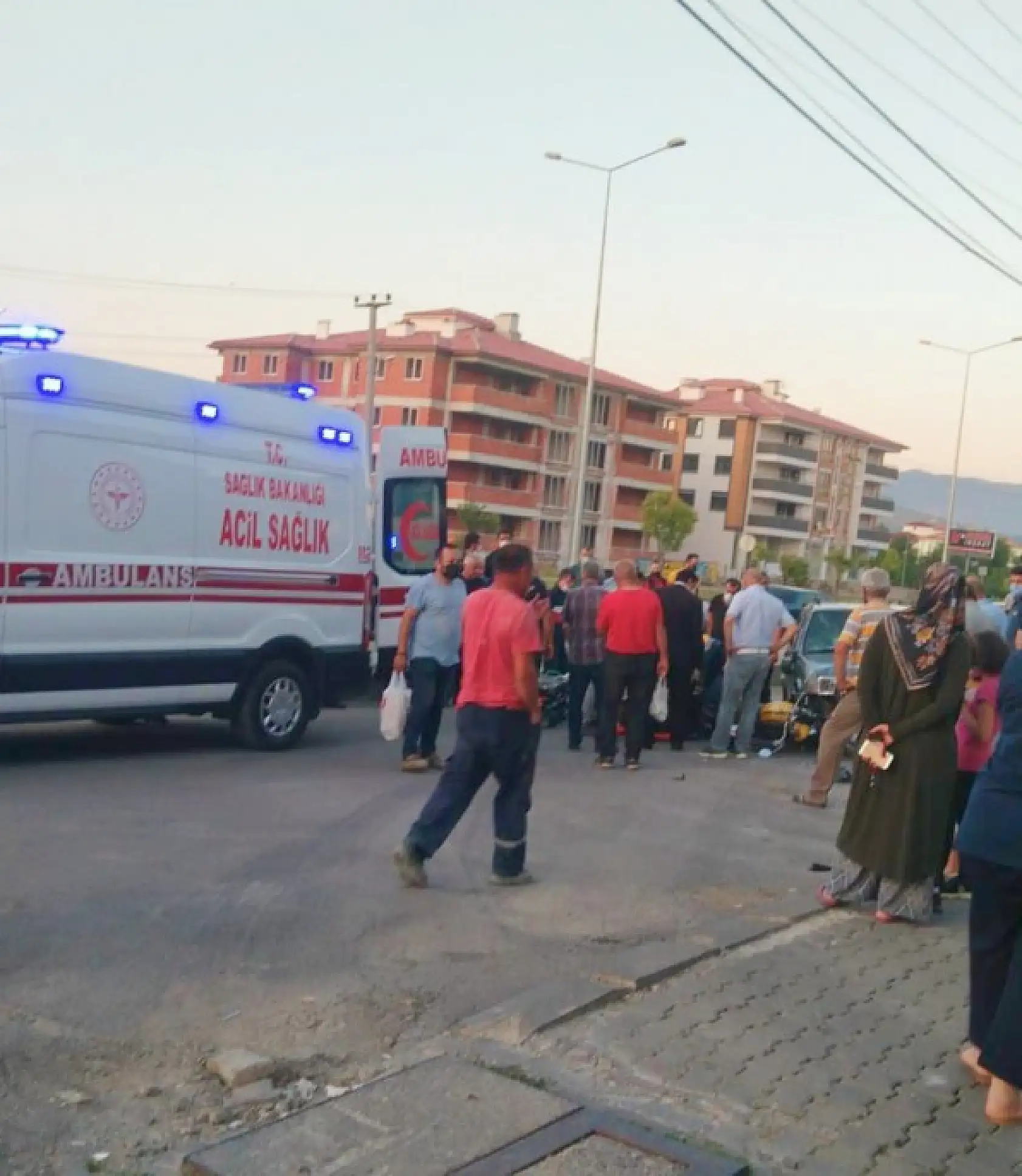 Motosiklet ile otomobil çarpıştı