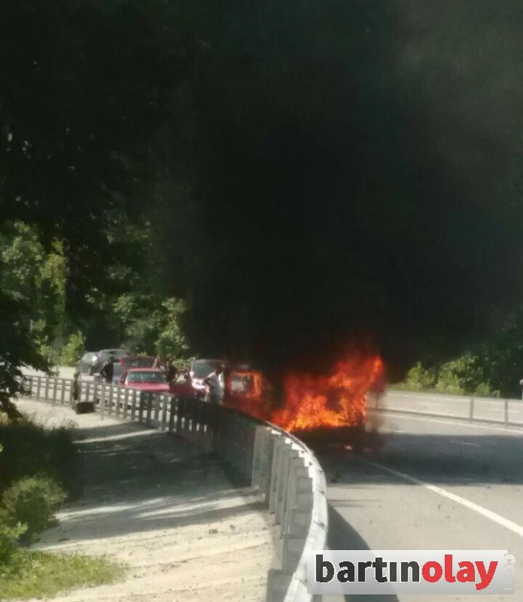 Seyir halindeki otomobil alev aldı