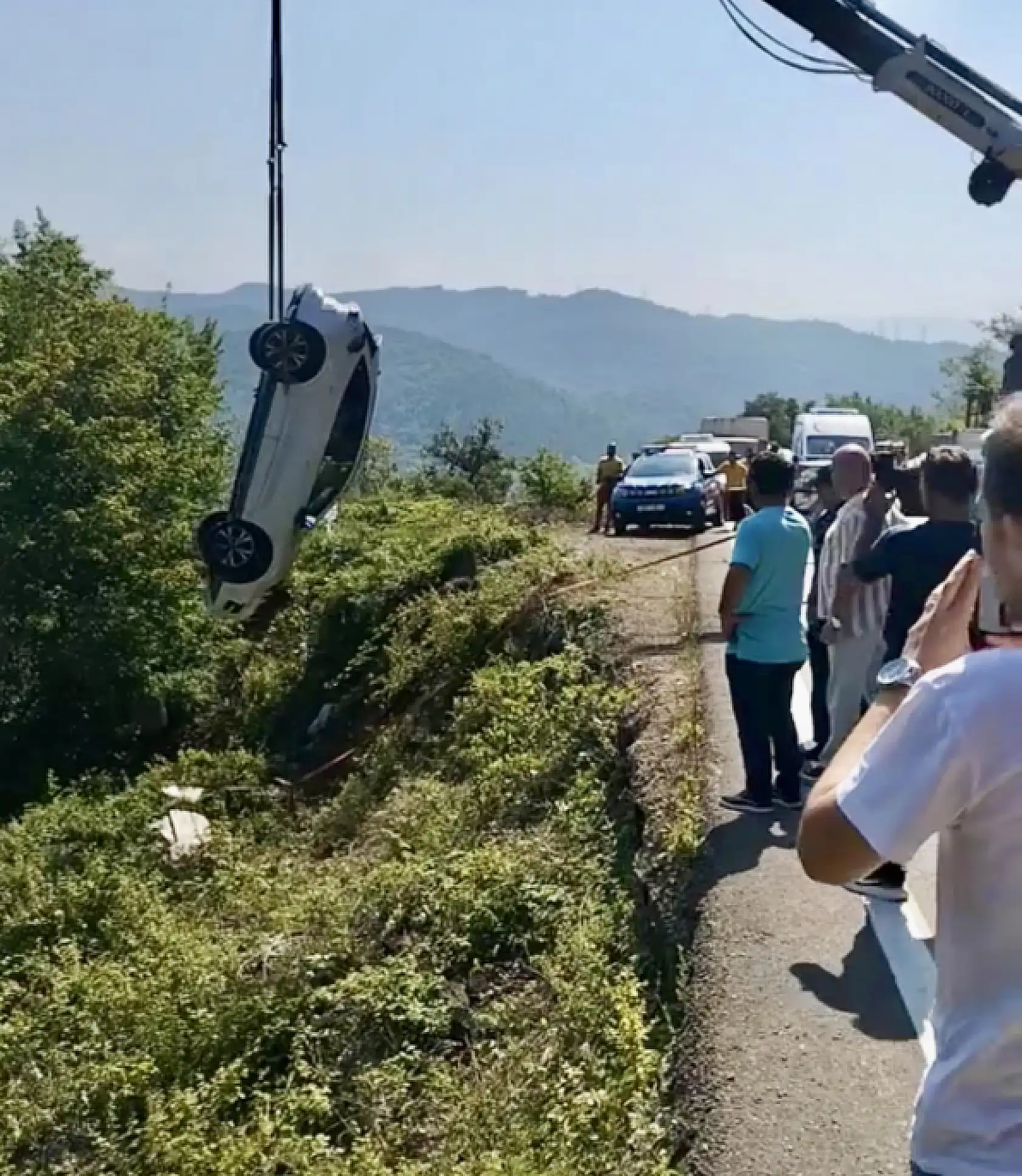 Otomobil şarampole yuvarlandı