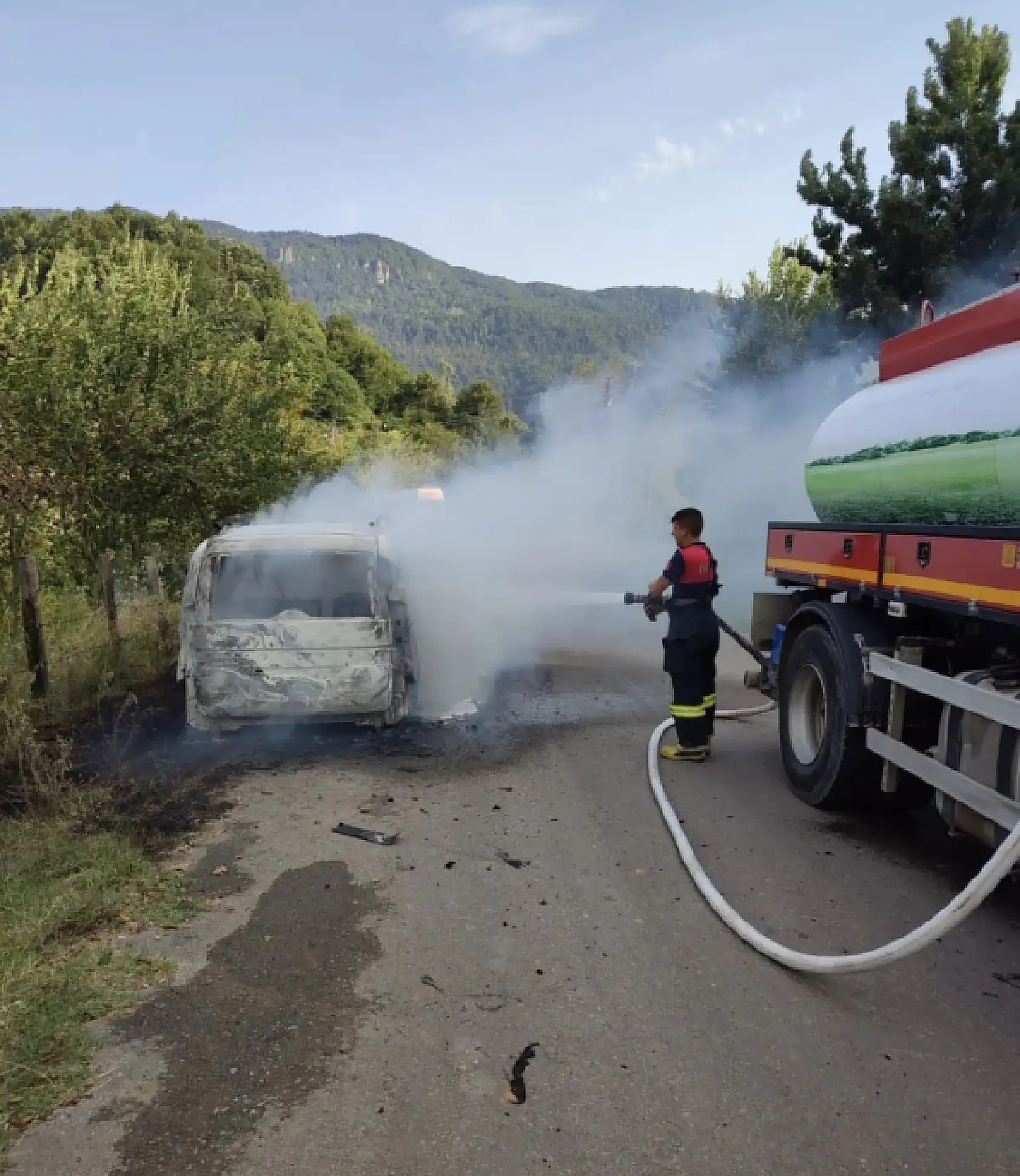 Hafif ticari araç alev aldı