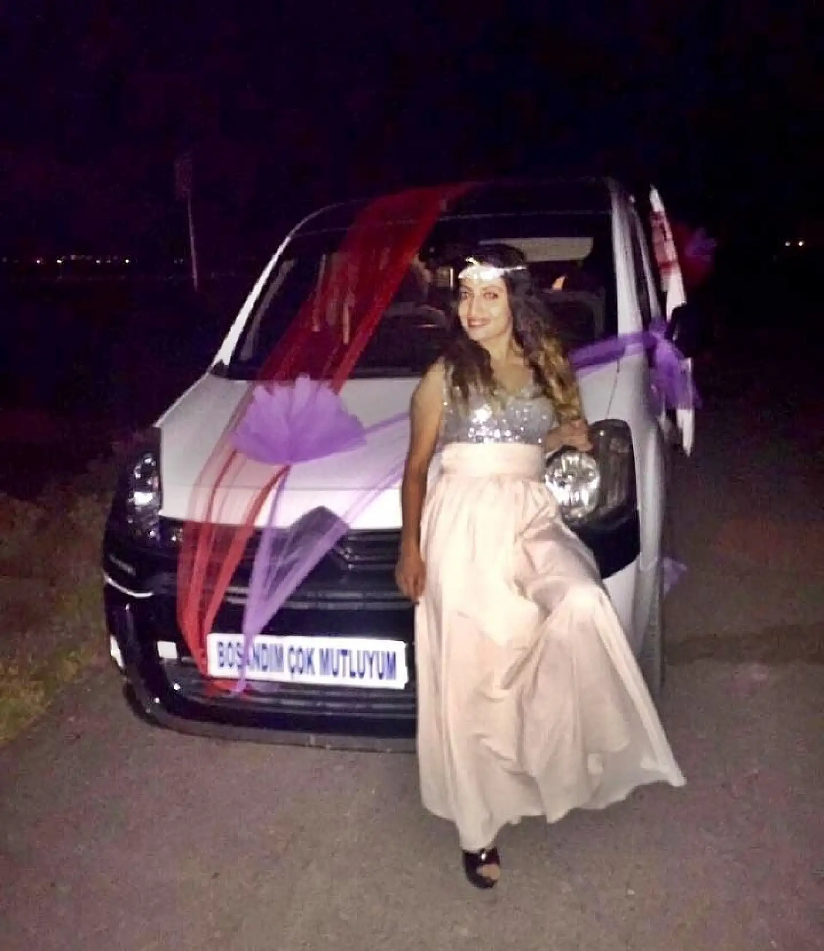 Boşanmasını araba süsleyip böyle kutladı