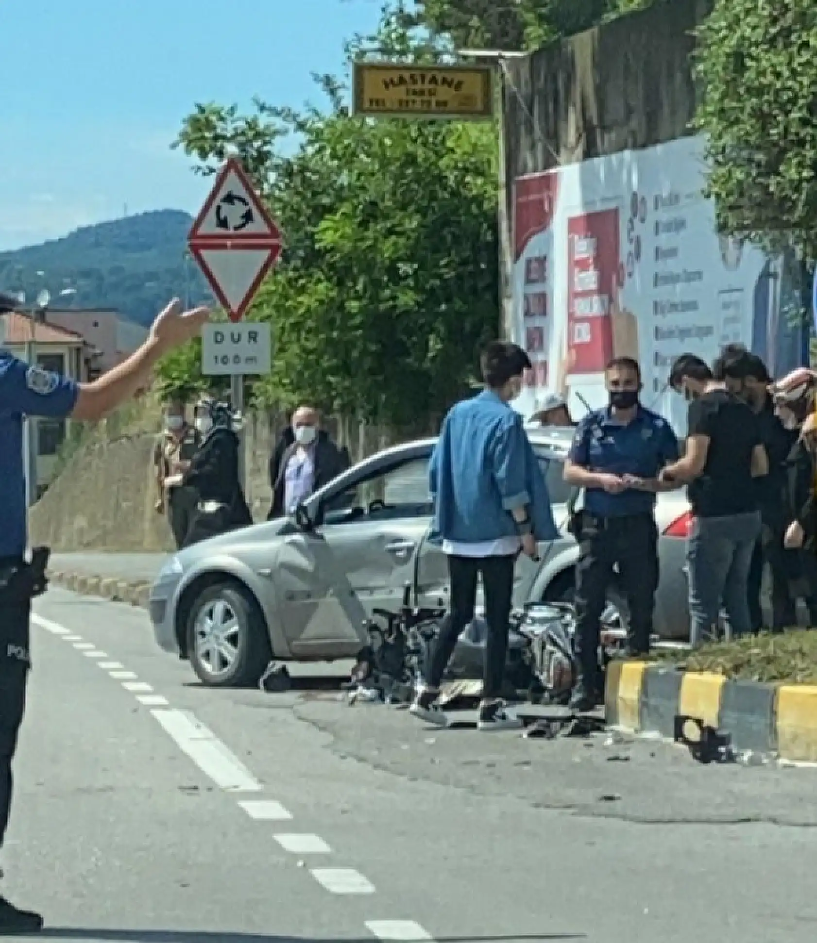 Motosiklet iki otomobil ile çarpıştı