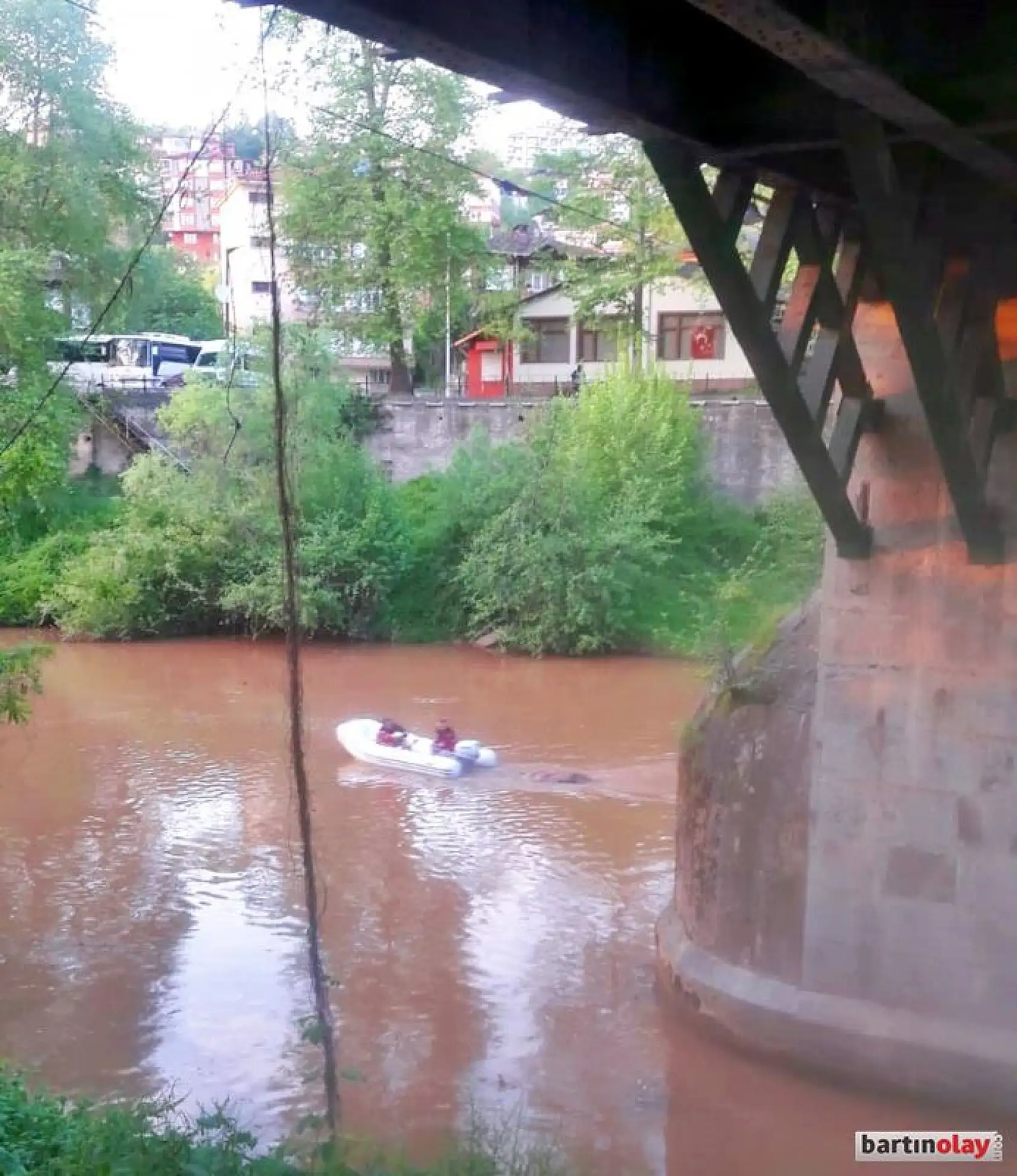 Irmakta sürüklenen hayvan ölüsü kaldırıldı