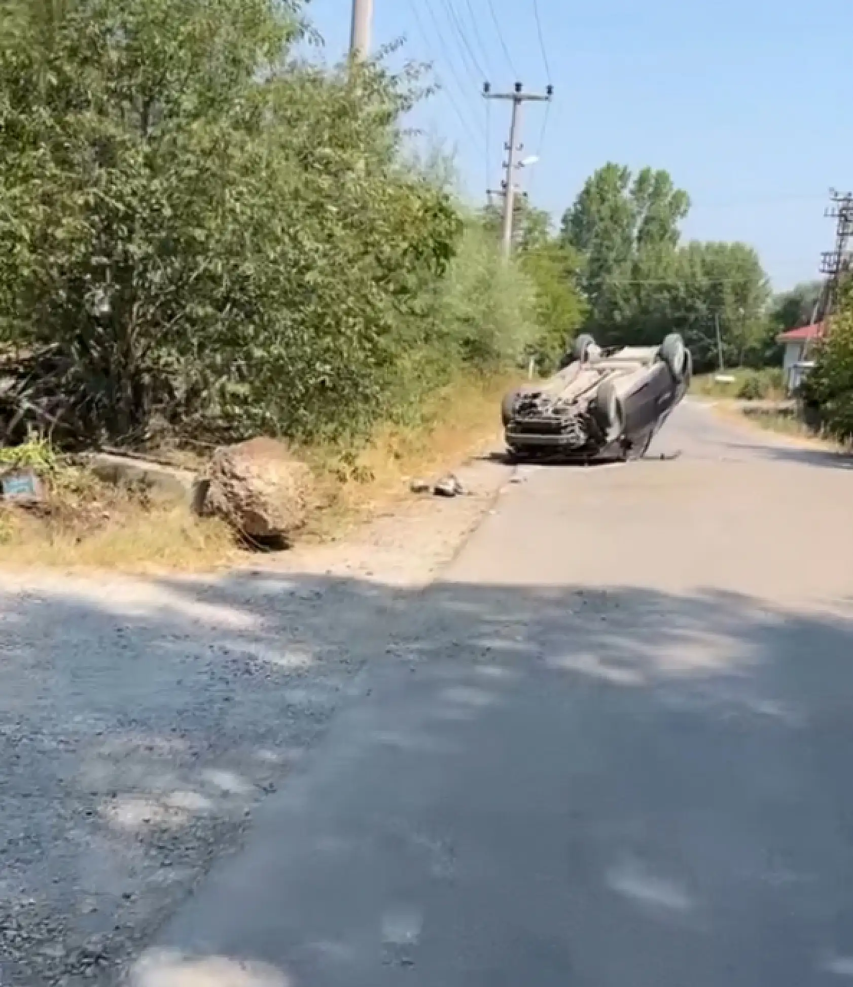 Direğe çarpan araç takla attı