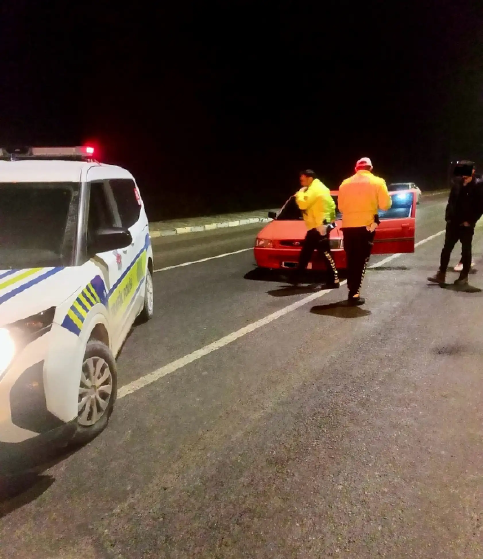 Polis ihbar edilen aracın önünü kesti