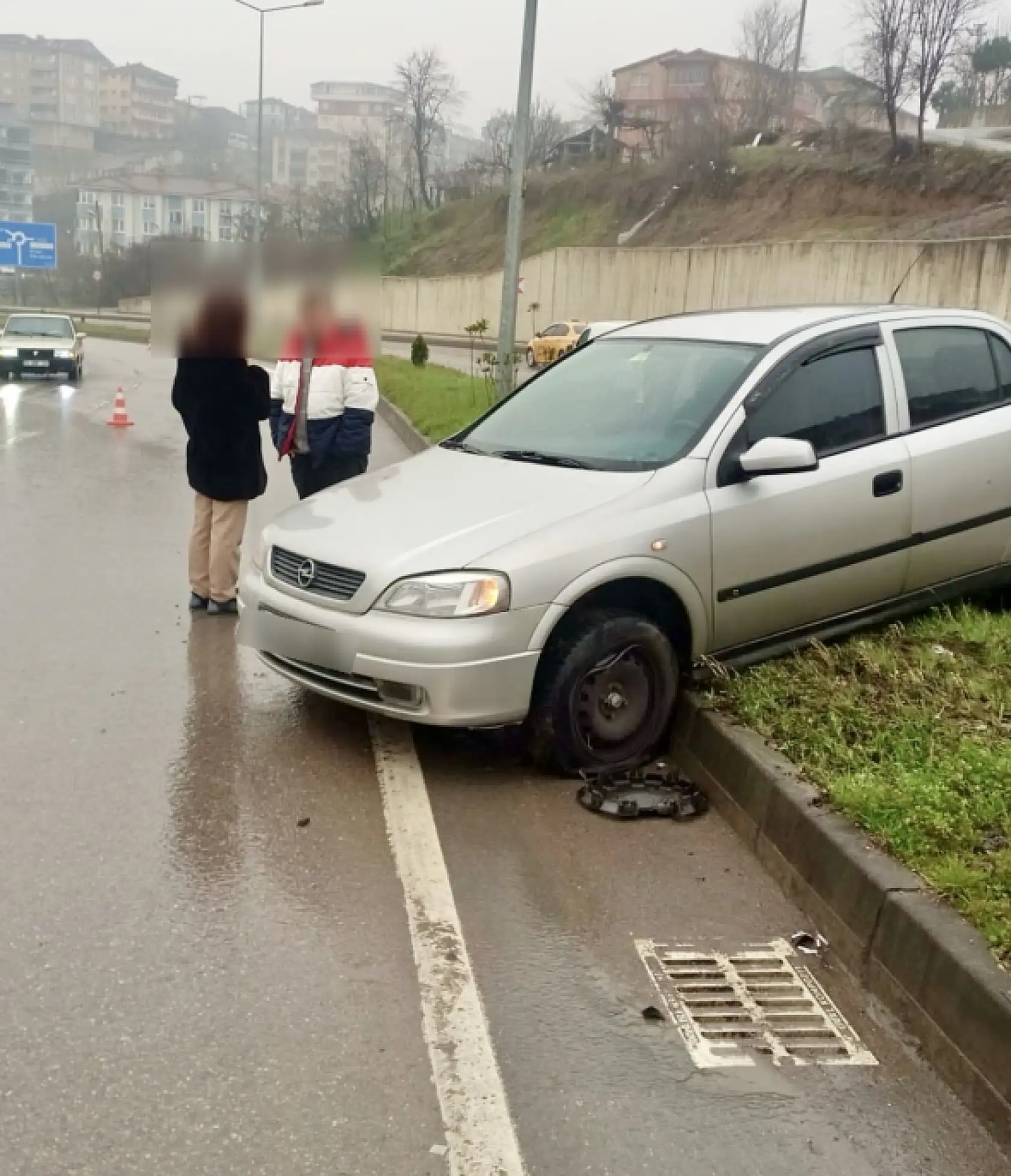 Orta refüjde asılı kaldı
