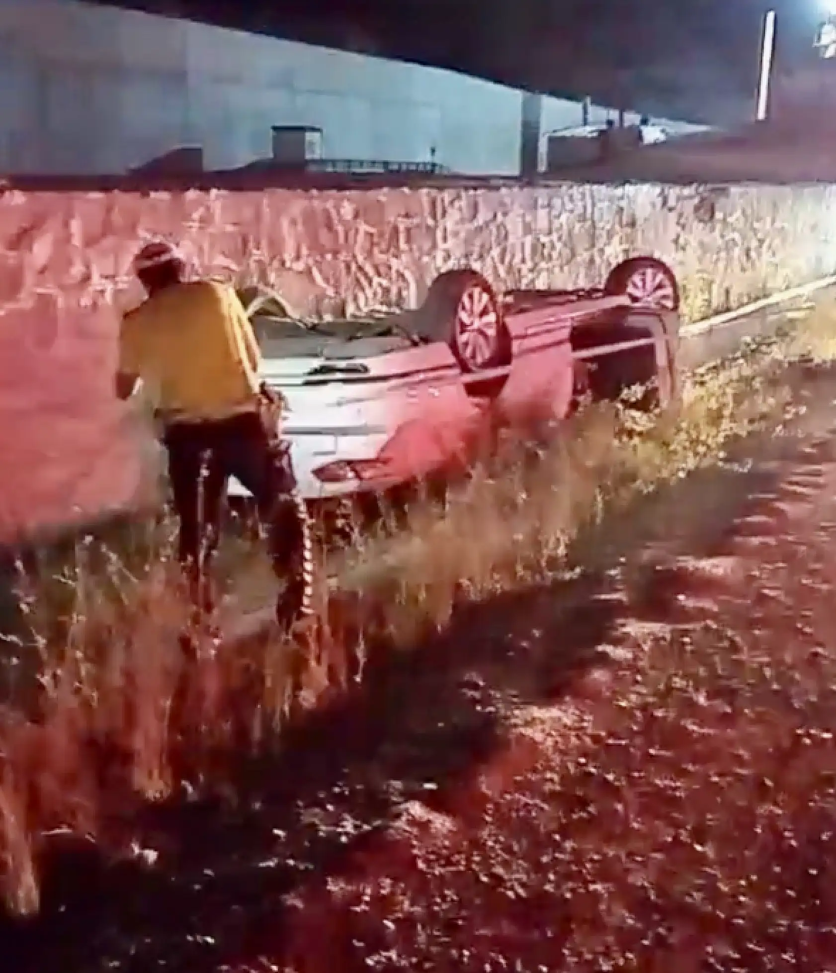 Duvara çarpıp takla attı