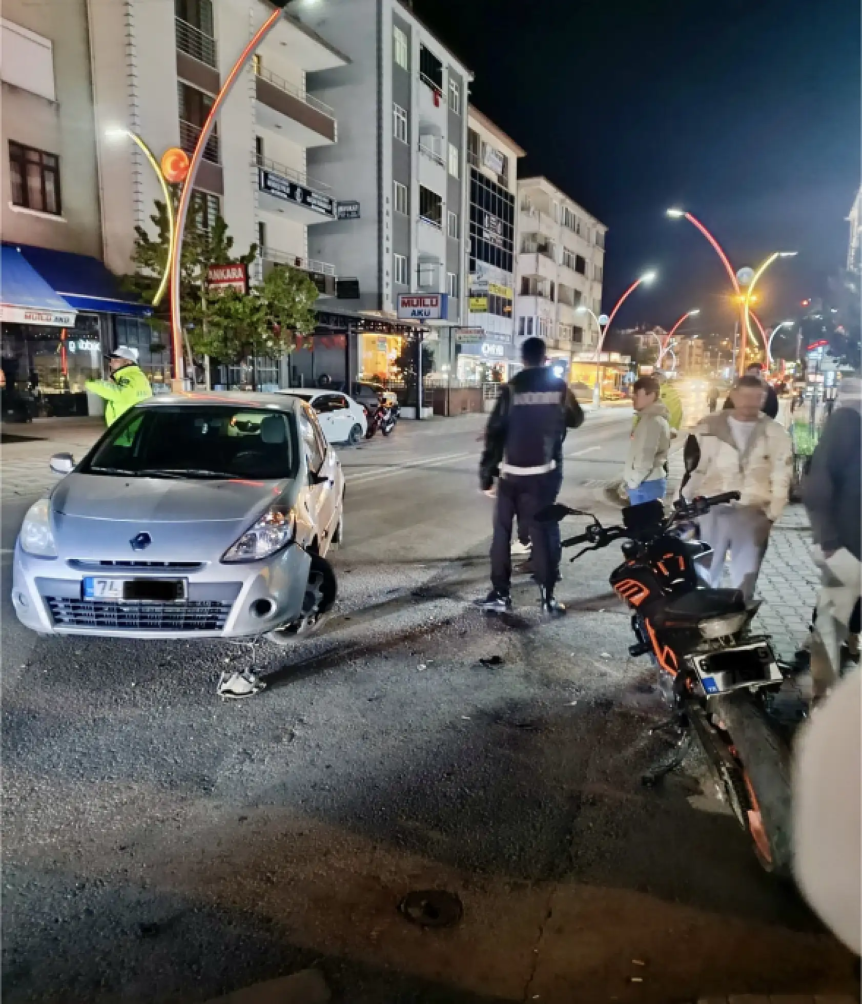 Bulvarda Motosiklet ile otomobil çarpıştı