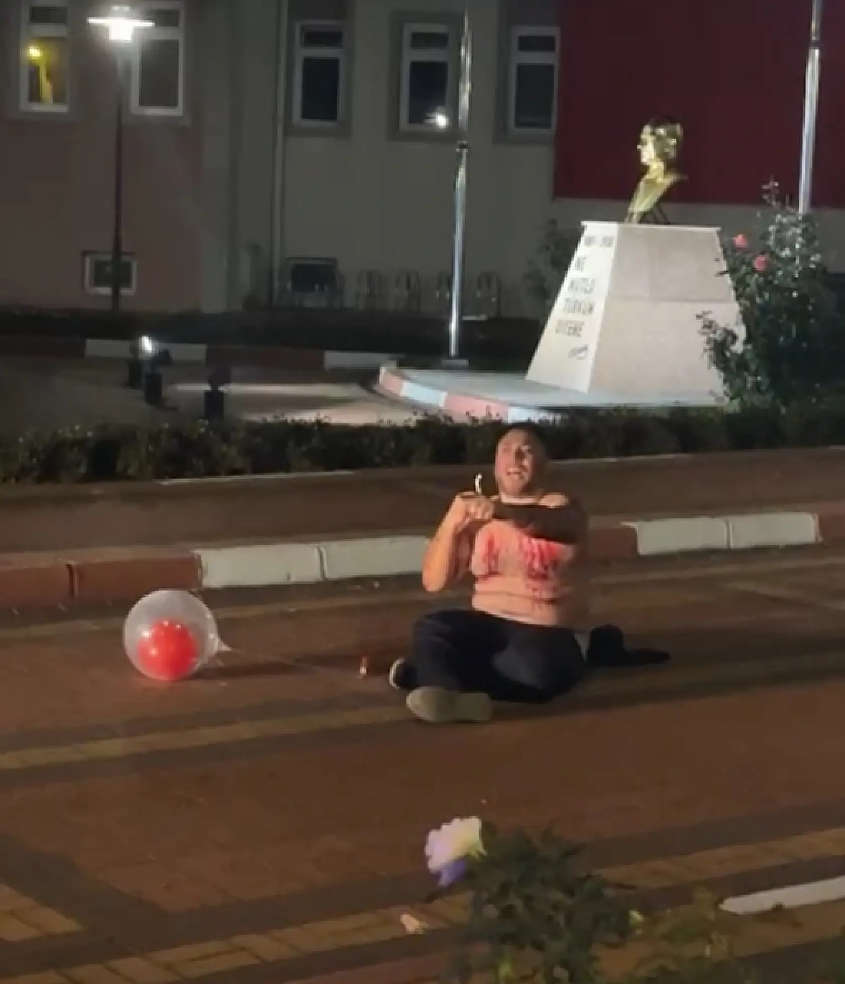 Belediye önünde yarı çıplak eylem