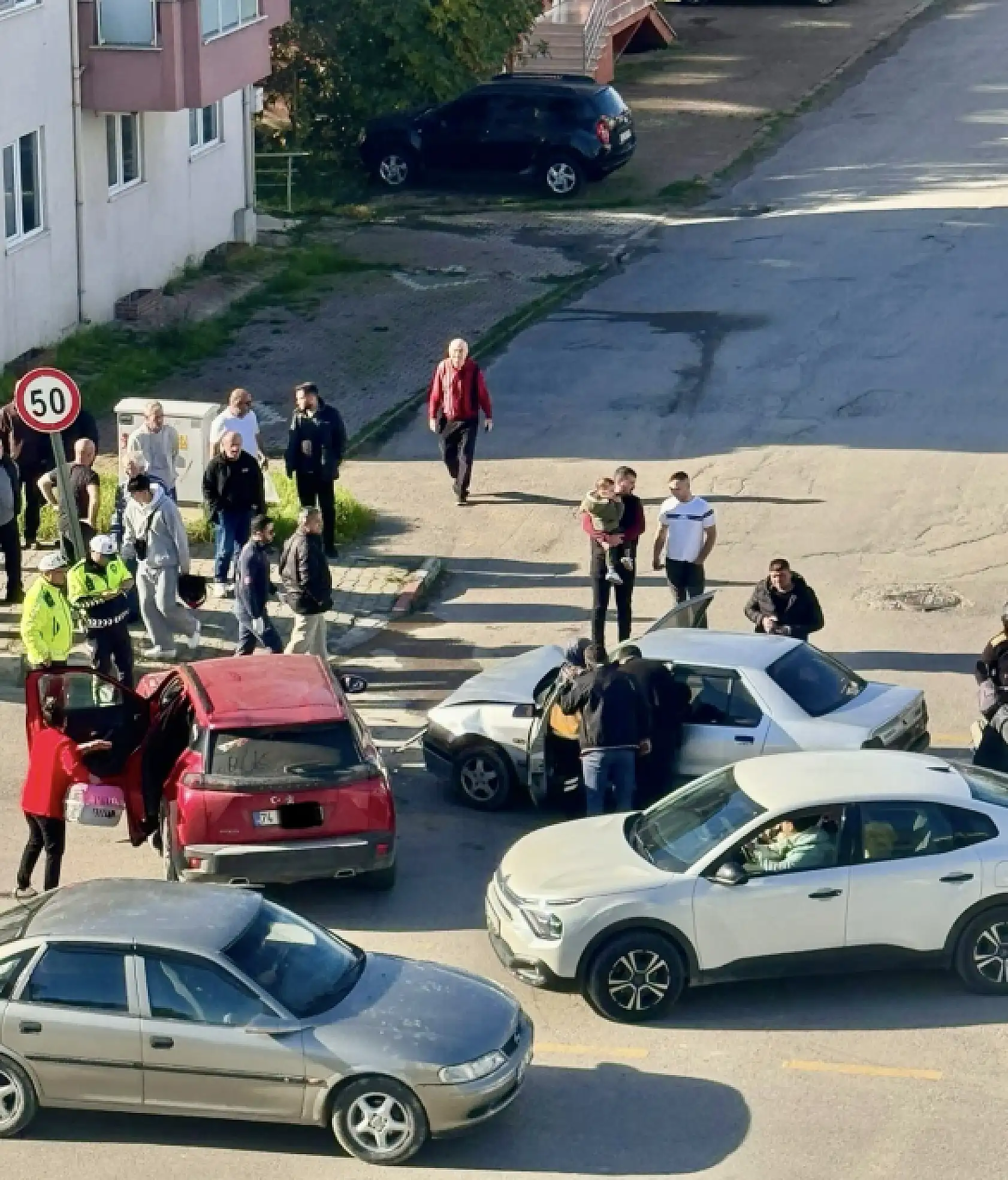 İki araç çarpıştı, 3 yaralı