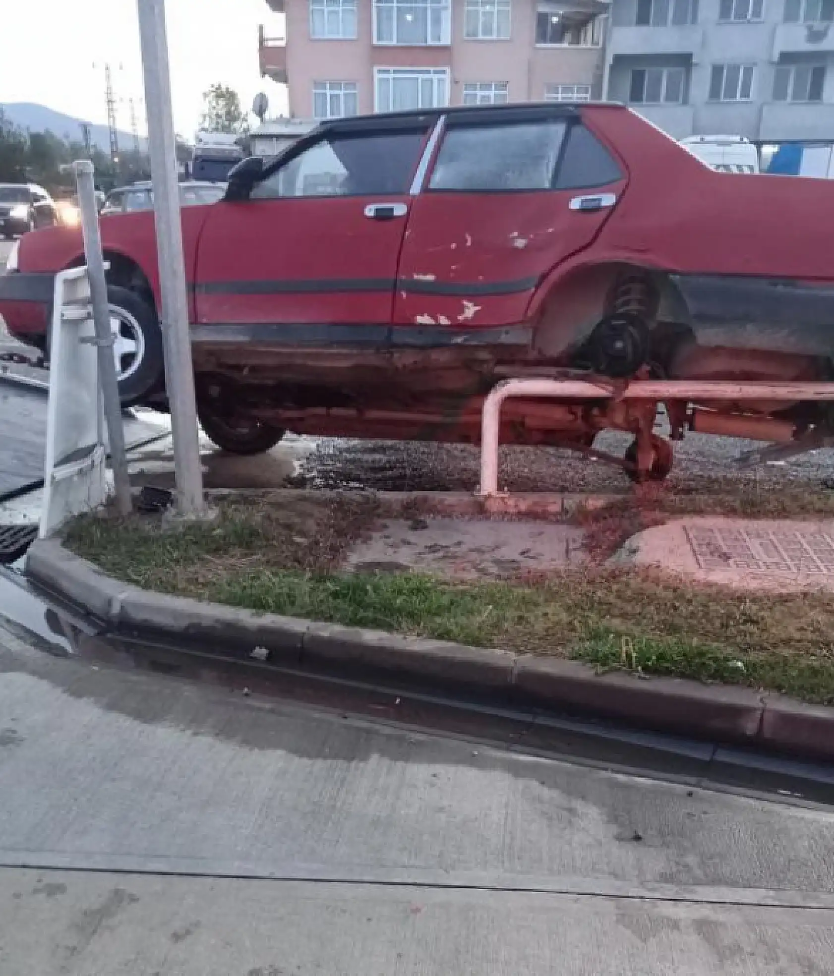 Kurtköy'de iki araç çarpıştı