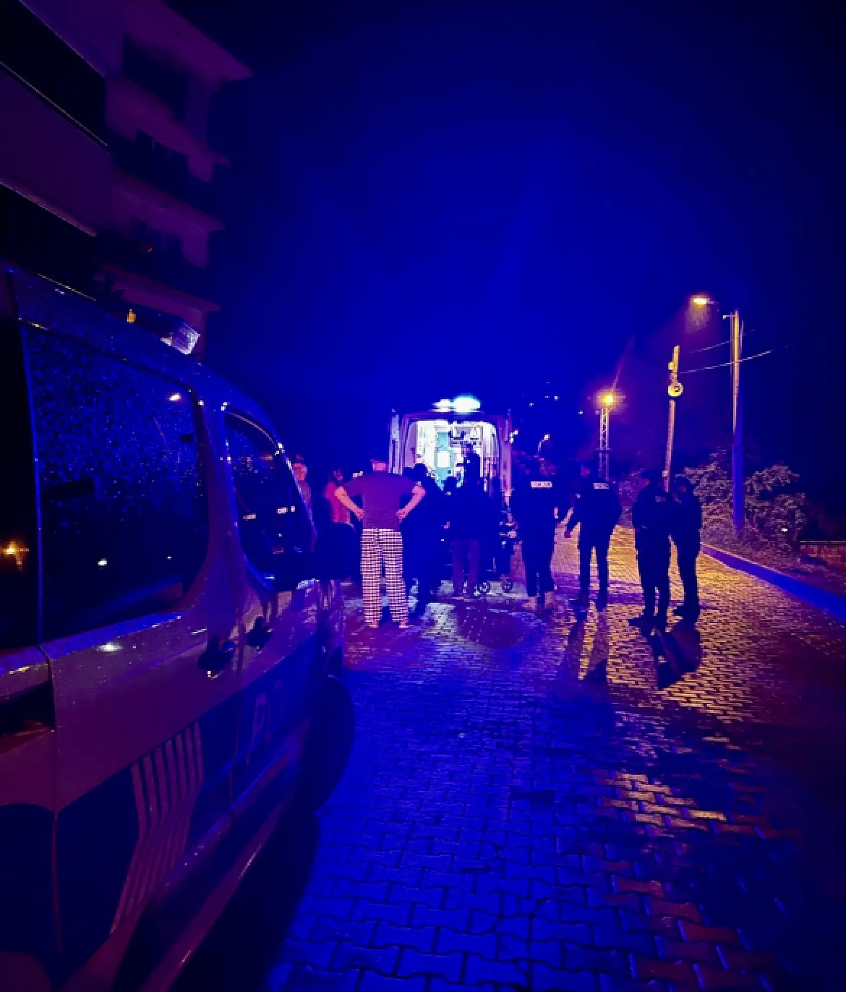 Genç kız 2. kattan düştü