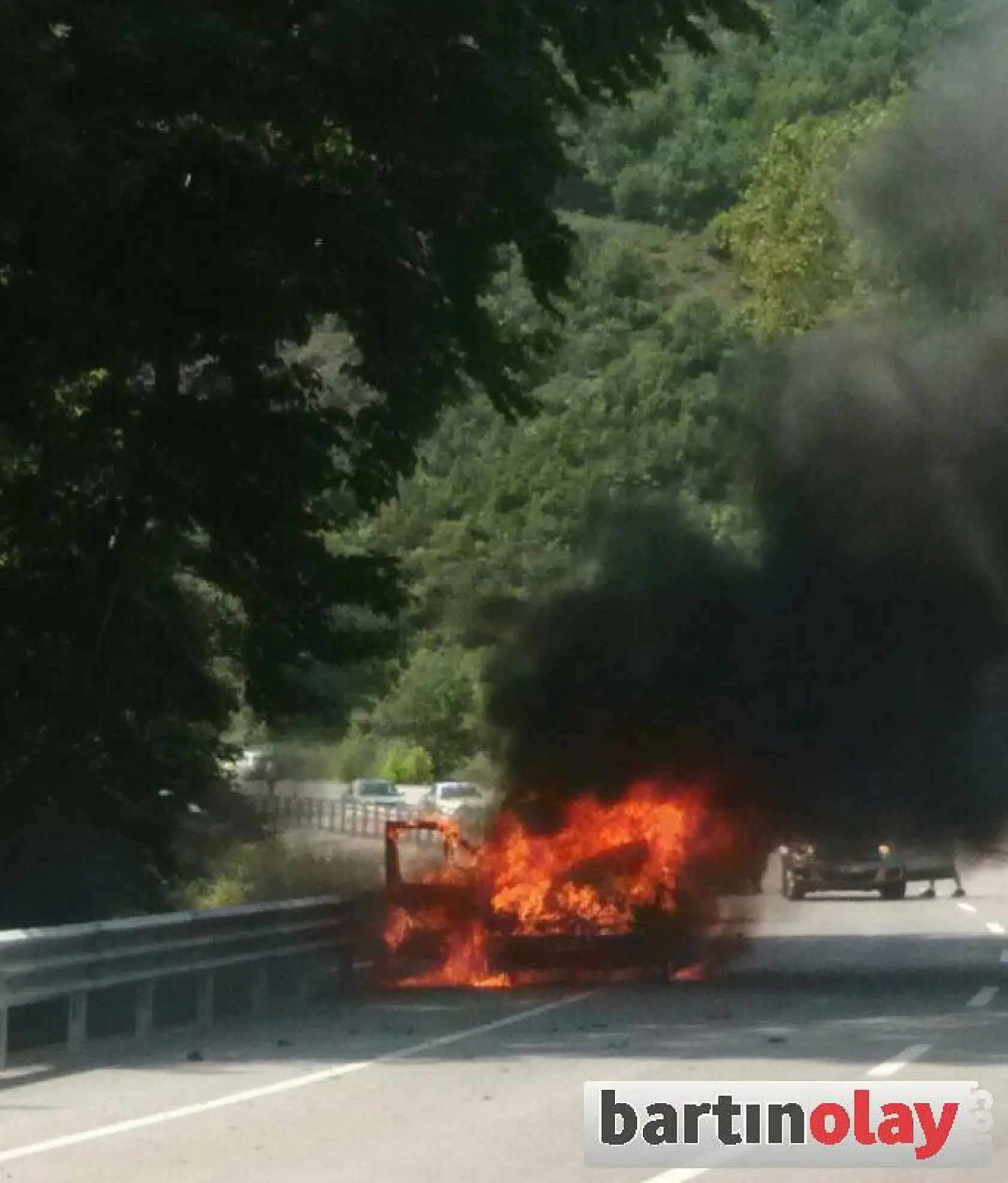 Seyir halindeki otomobil alev aldı