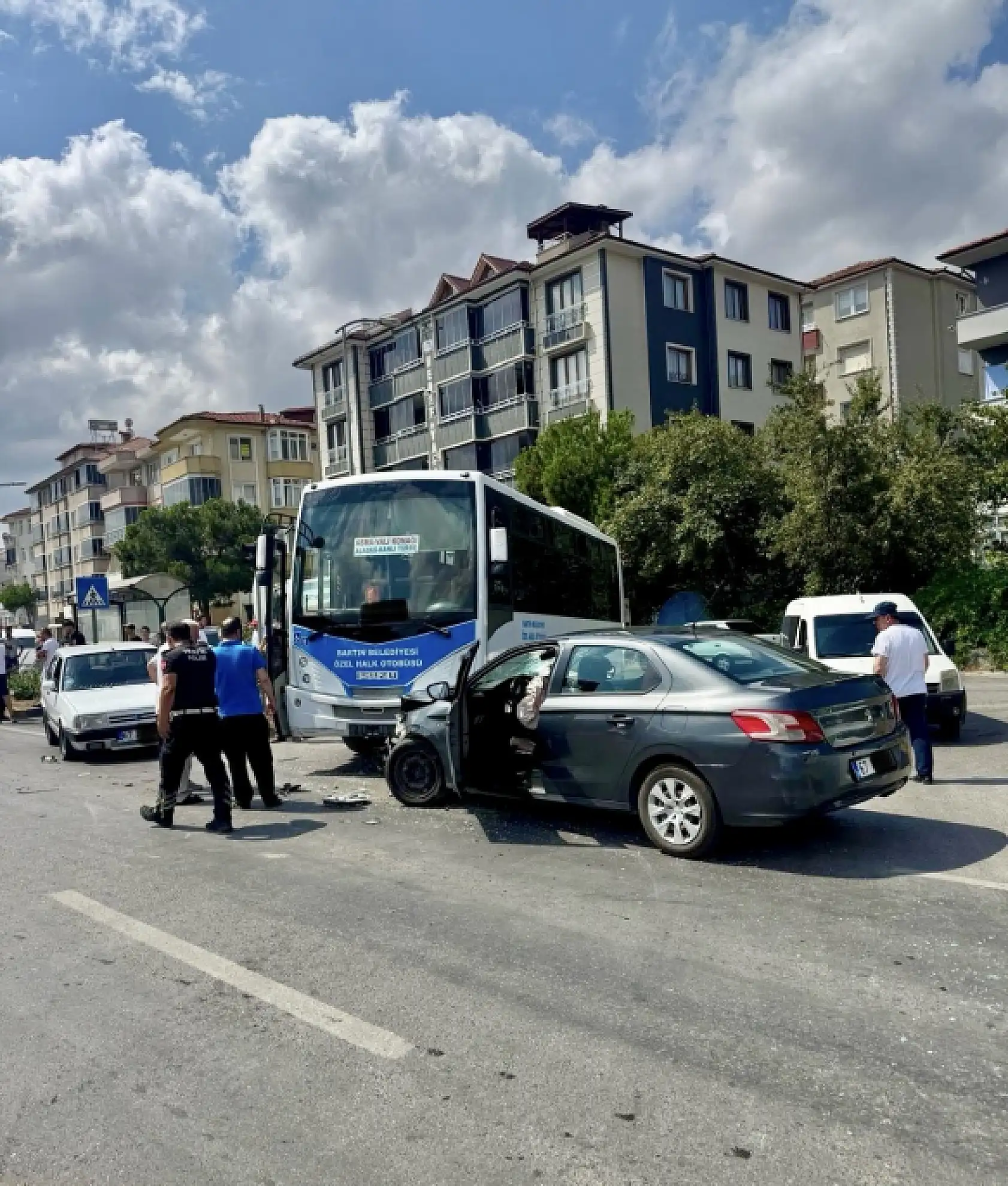 Valilik konut kavşağında zincirleme kaza