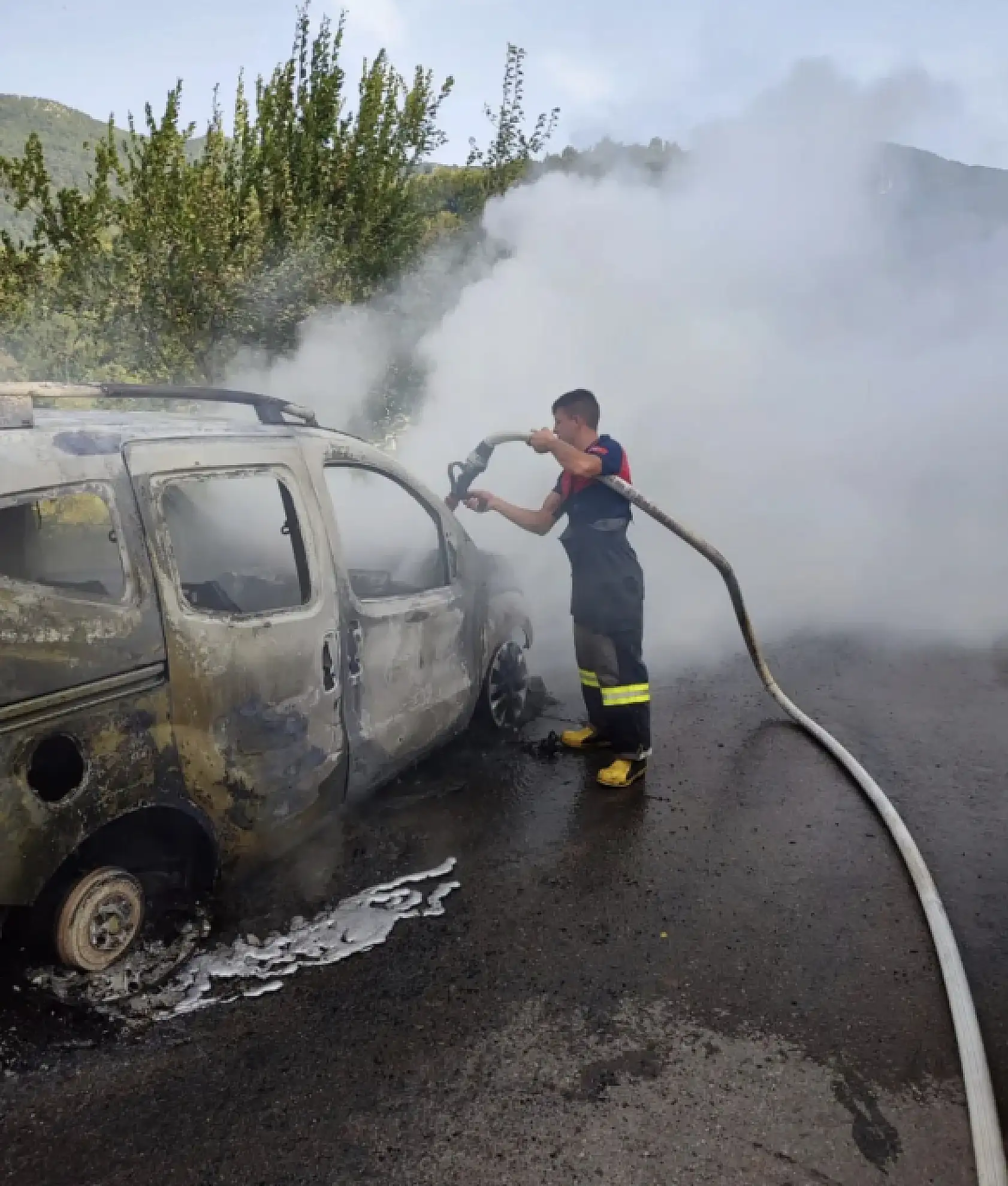 Hafif ticari araç alev aldı