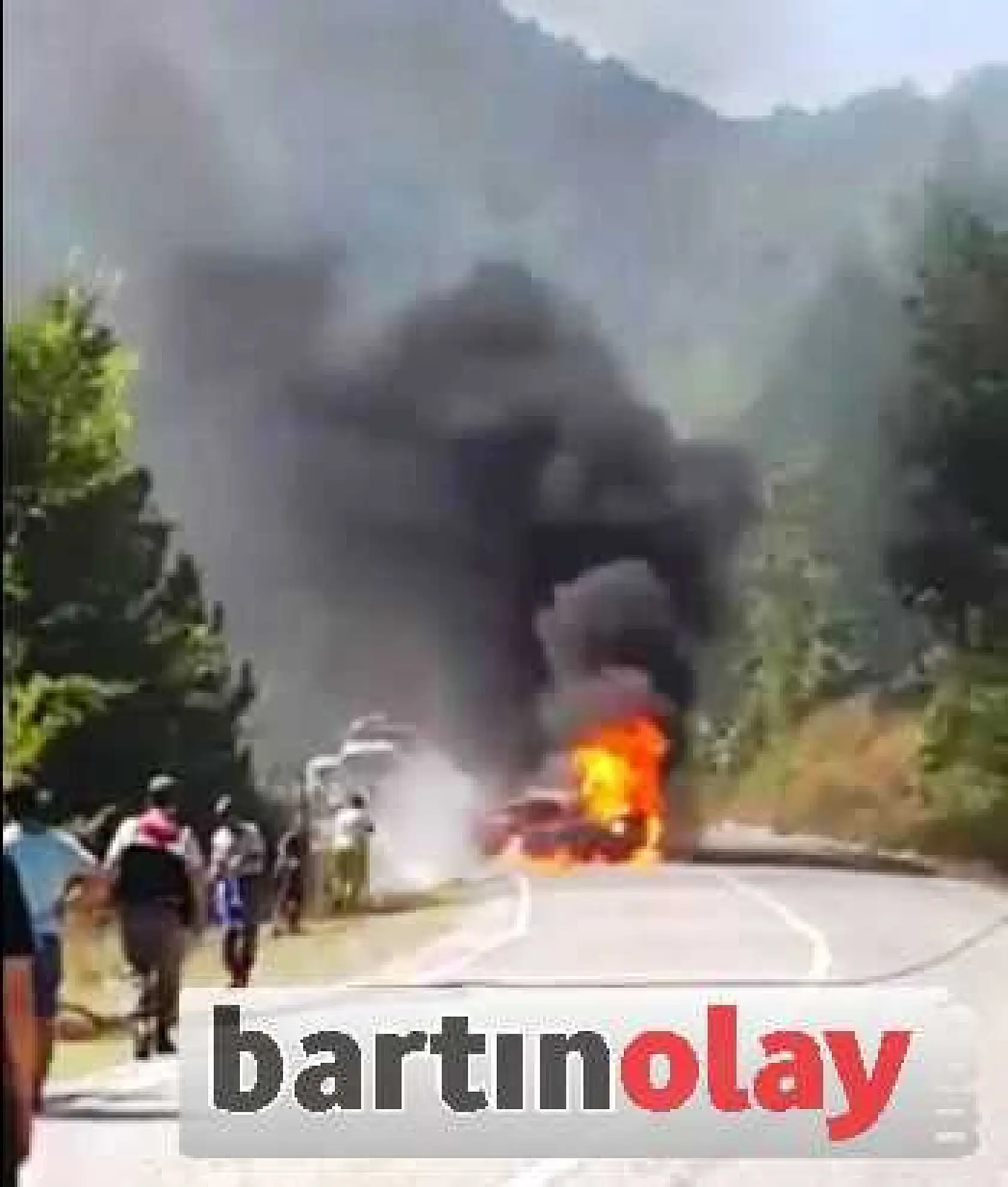 KAZA YAPAN ARAÇ ALEV ALEV YANDI