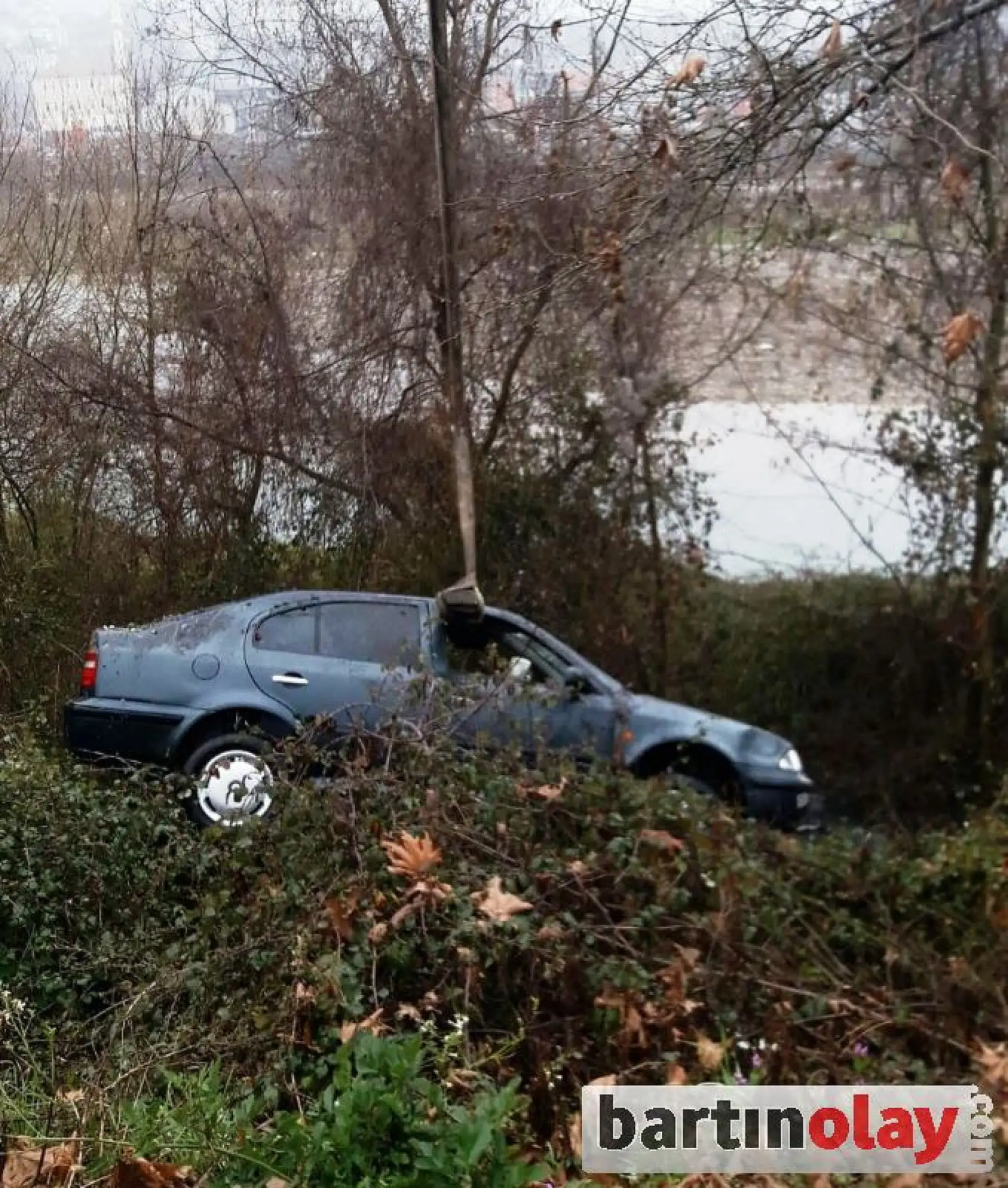 Otomobil şarampole yuvarlandı