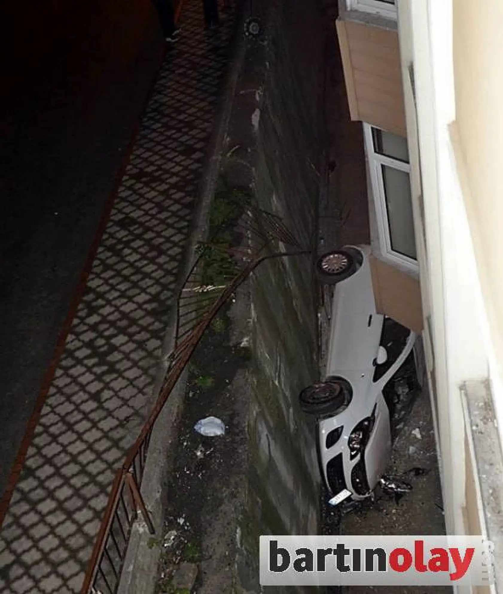 Otomobil Apartman boşluğuna uçtu