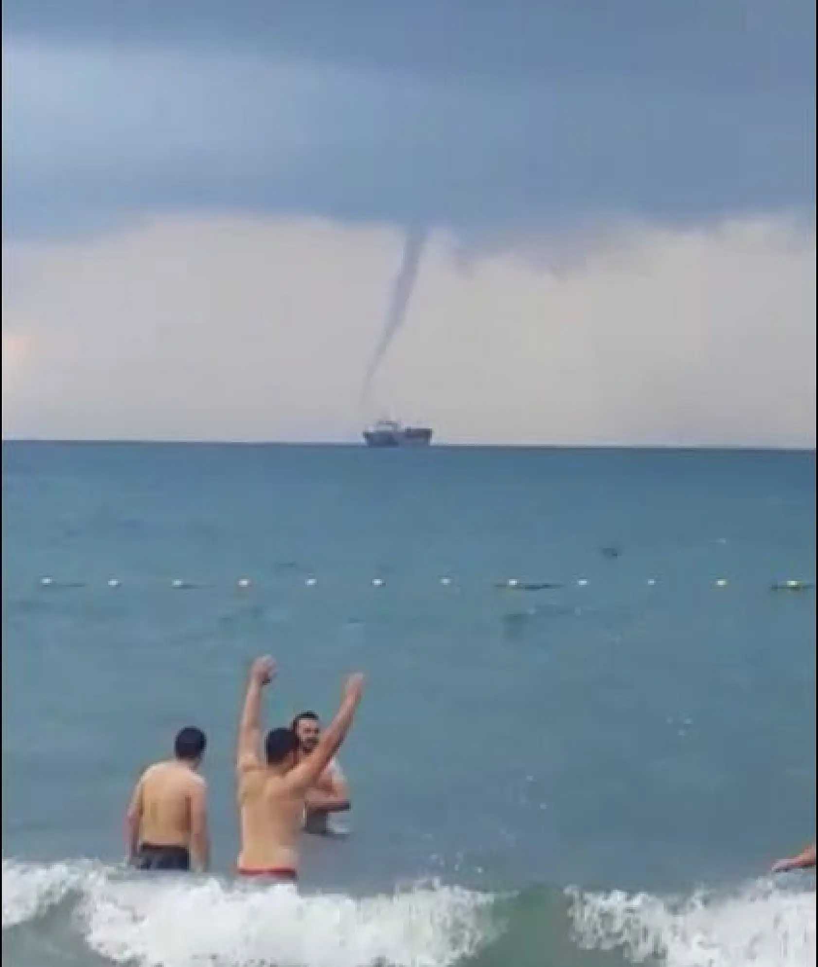 Denizde hortum çıktı, kimse aldırmadı