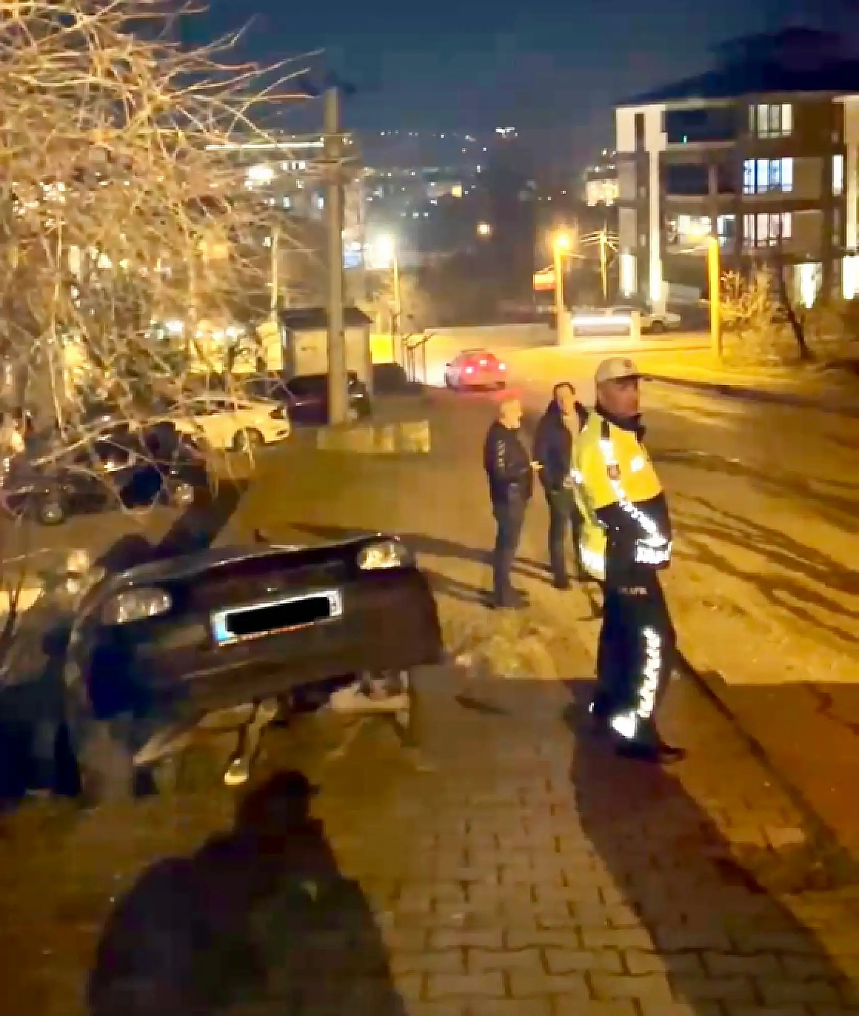 Geri kayan araç banketten düştü