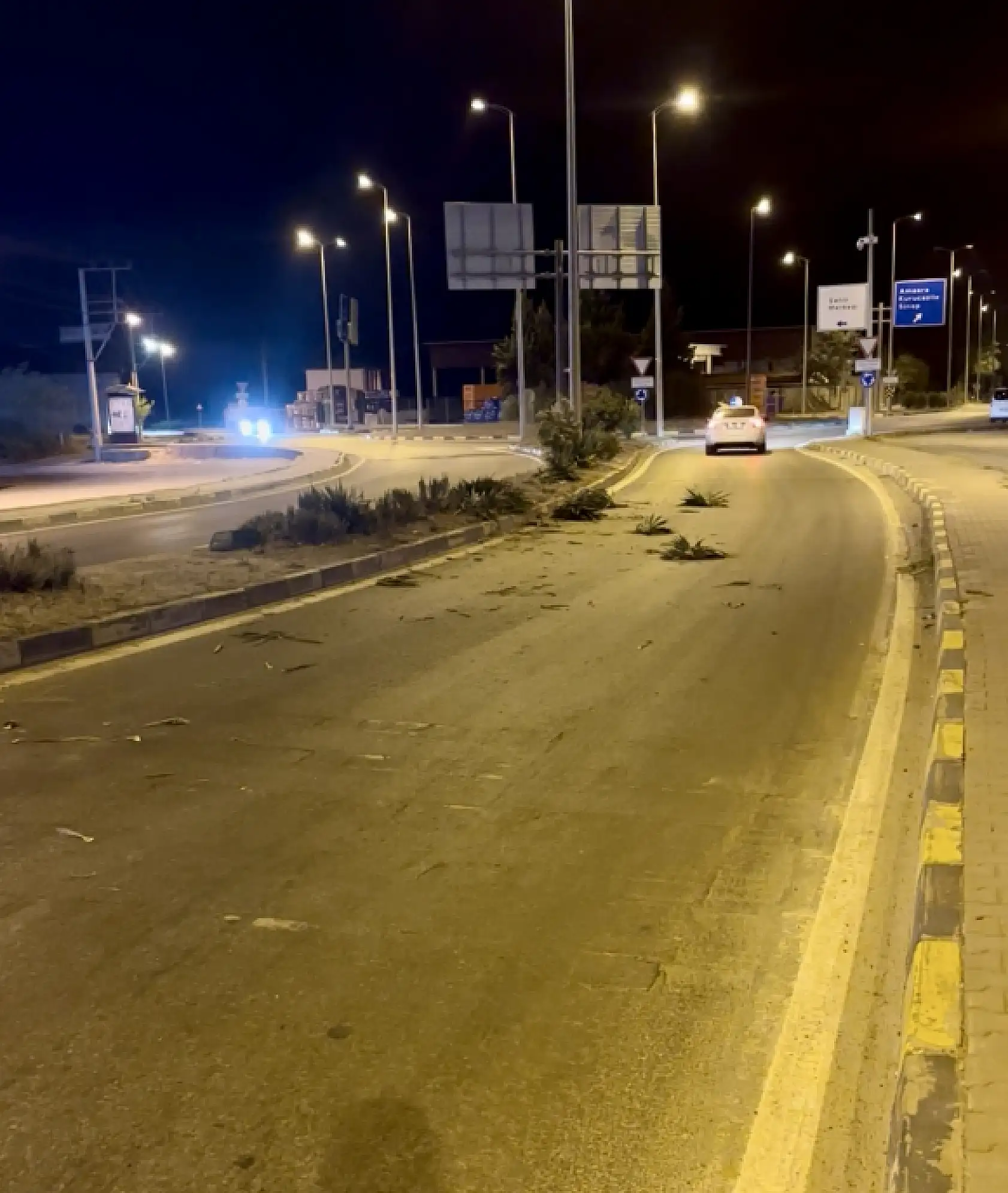 Alkollü Sürücü Refüjü Aşıp Ters Yöne Girdi