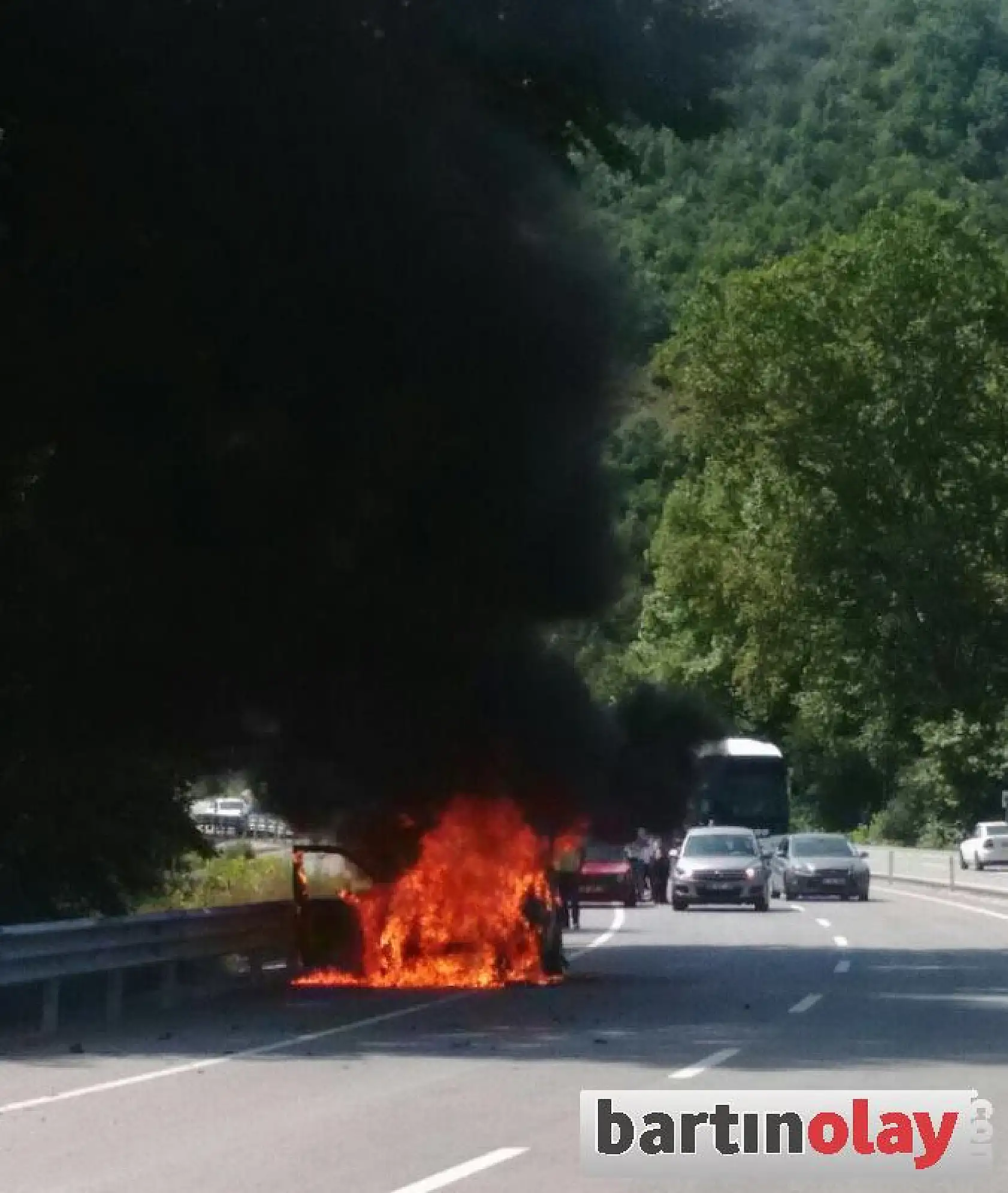 Seyir halindeki otomobil alev aldı
