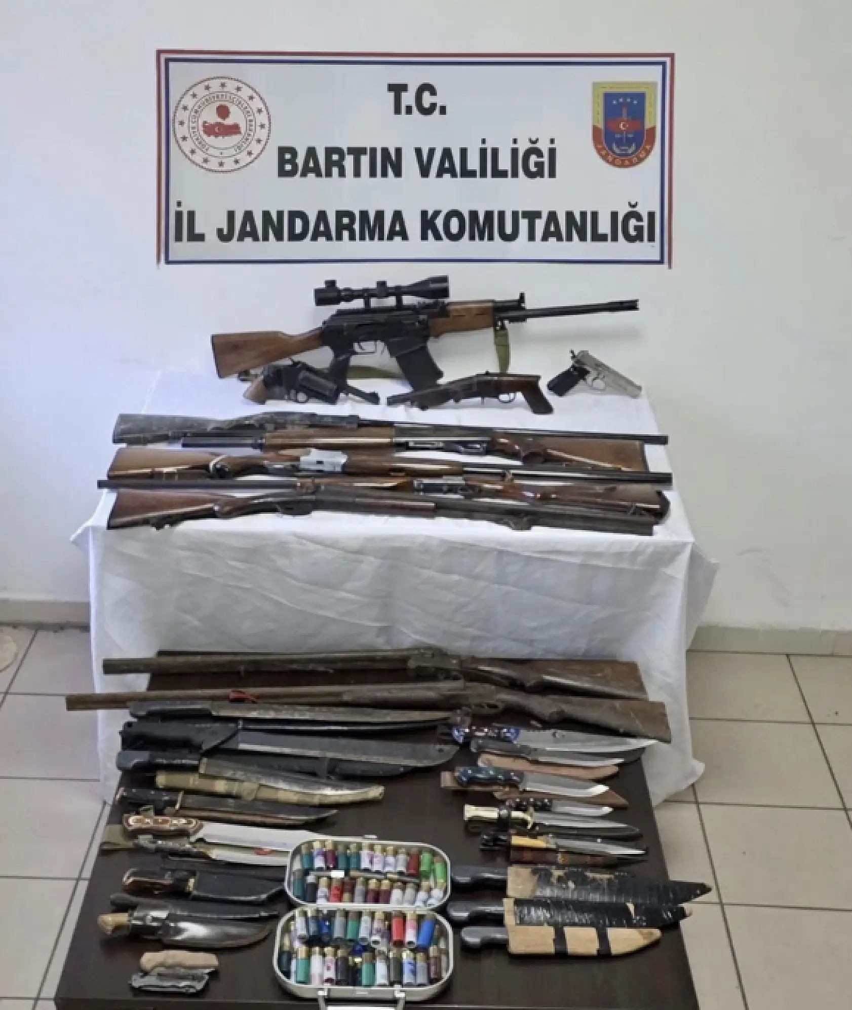 Jandarmadan şüpheli şahsın evine baskın