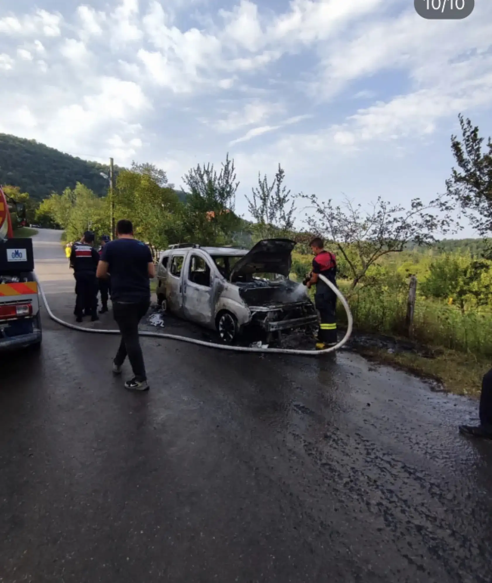 Hafif ticari araç alev aldı