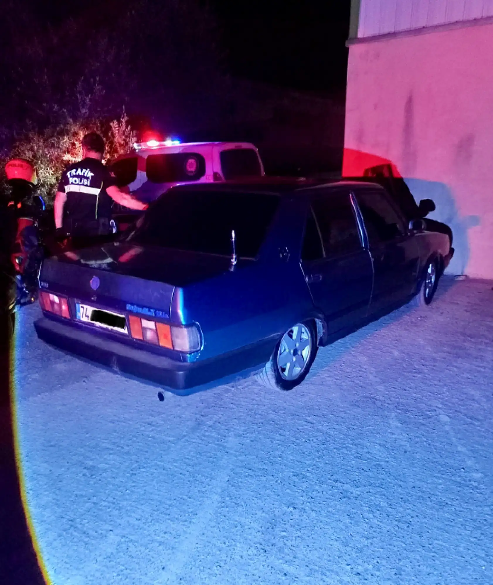 Durmadı, trafik polisine çarptı