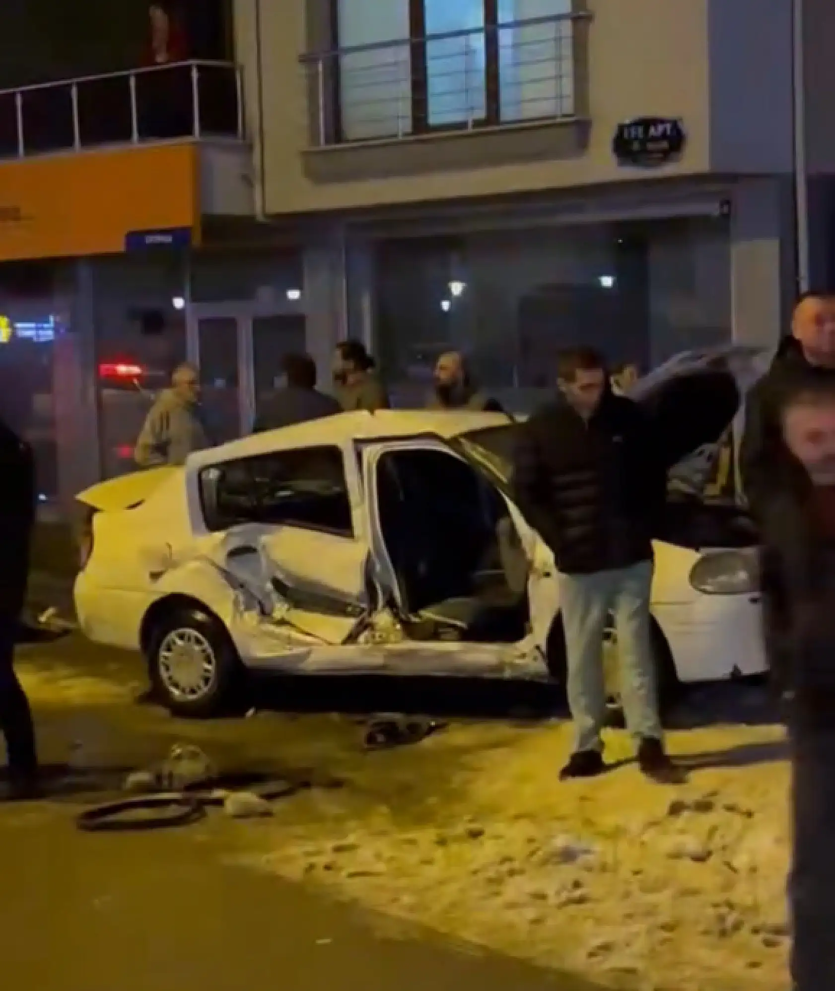 Ambulans ile otomobil çarpıştı