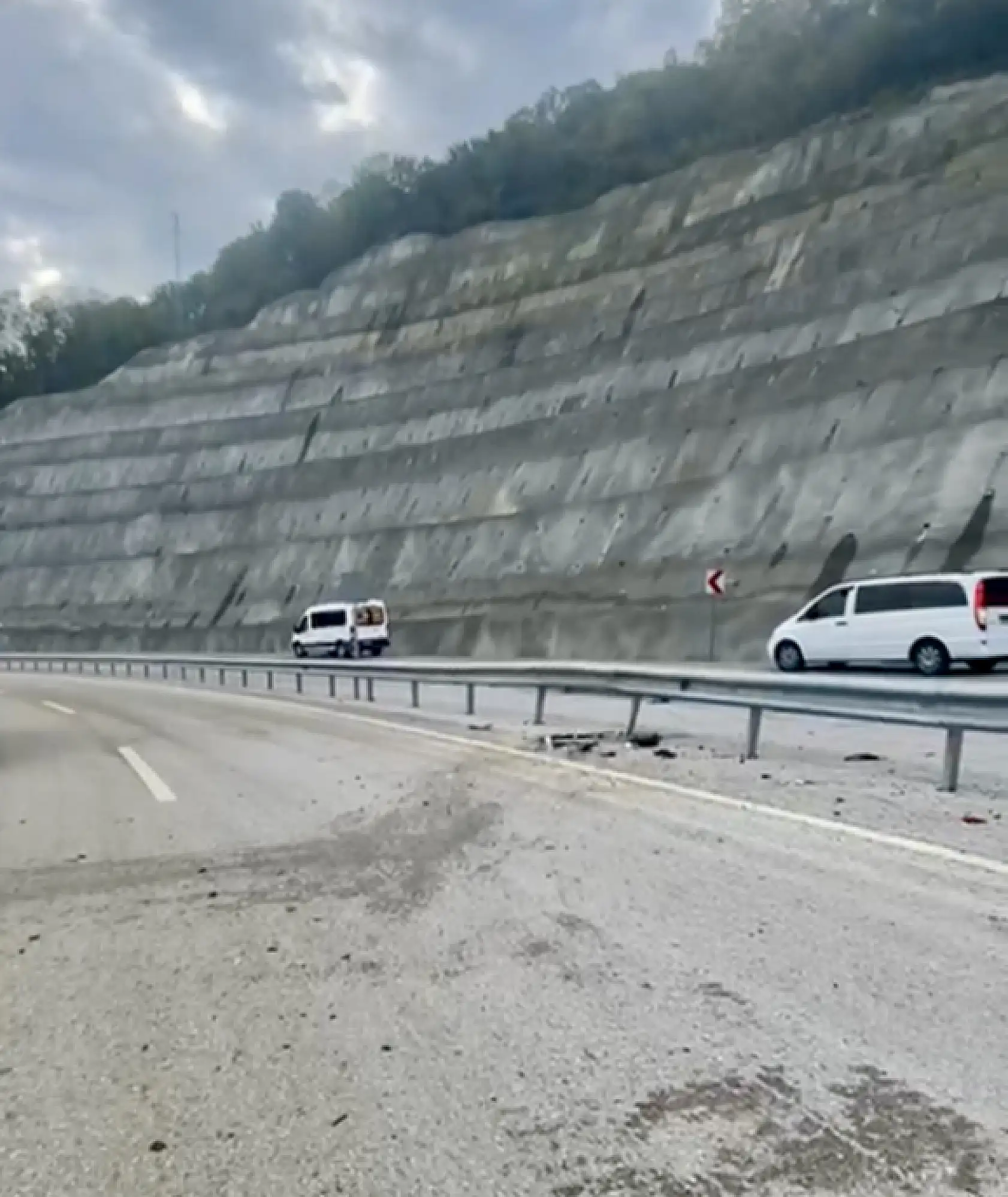 Otomobil bariyerlere çarptı