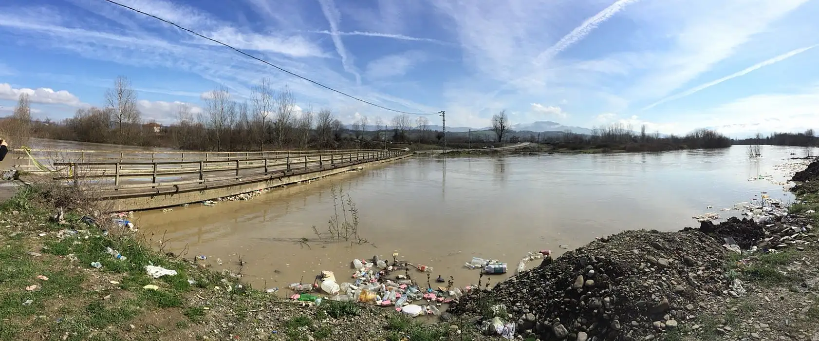 Sular yükseldi, köprü ulaşıma kapandı