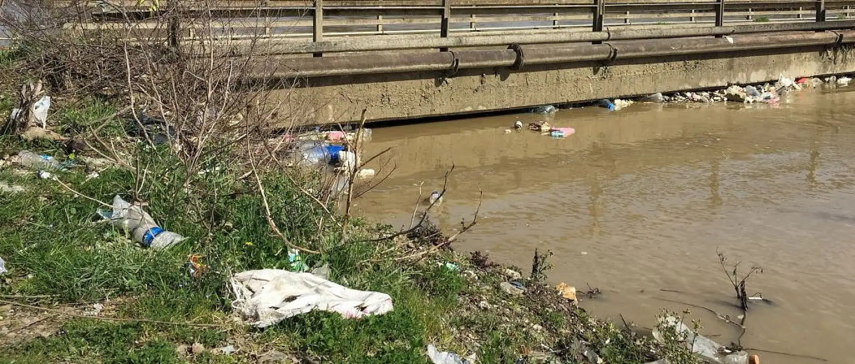 Sular yükseldi, köprü ulaşıma kapandı