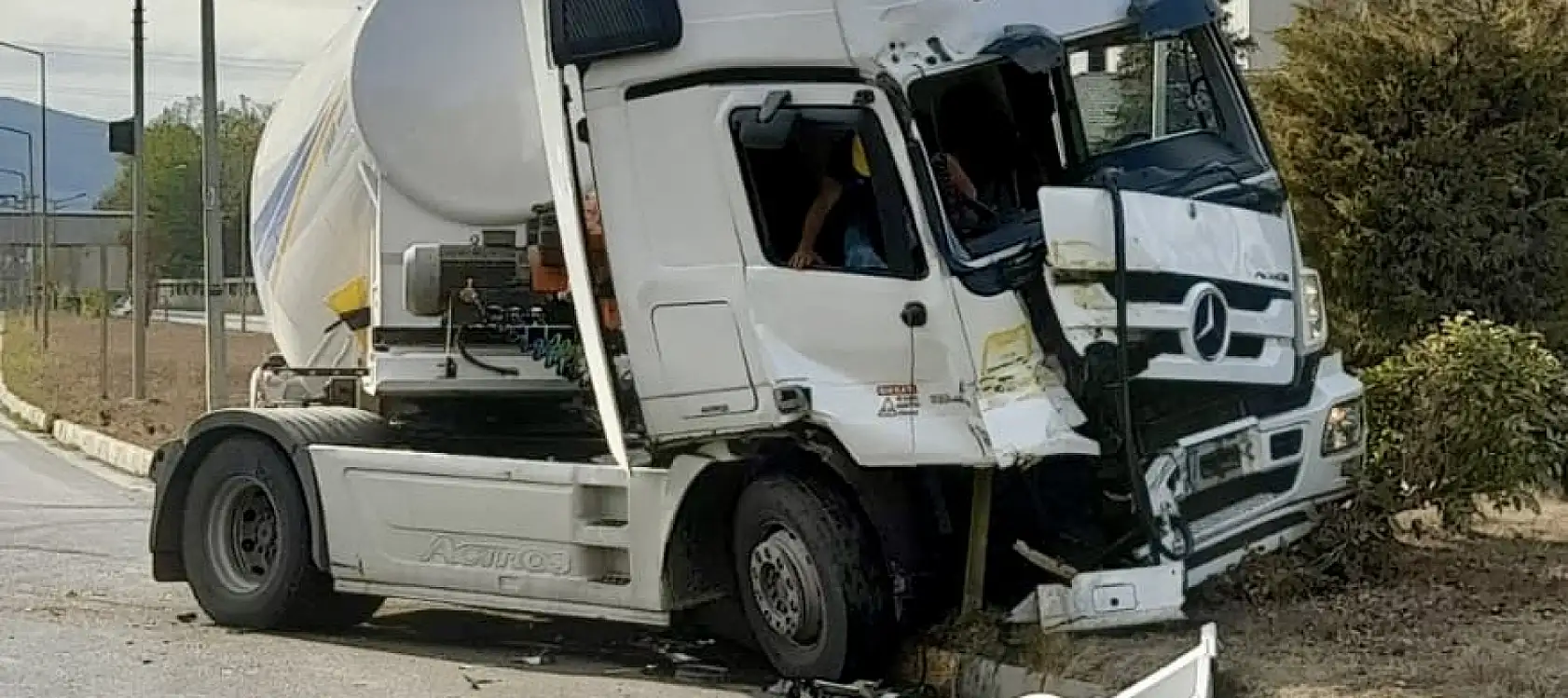 Çimento kavşağında kaza!