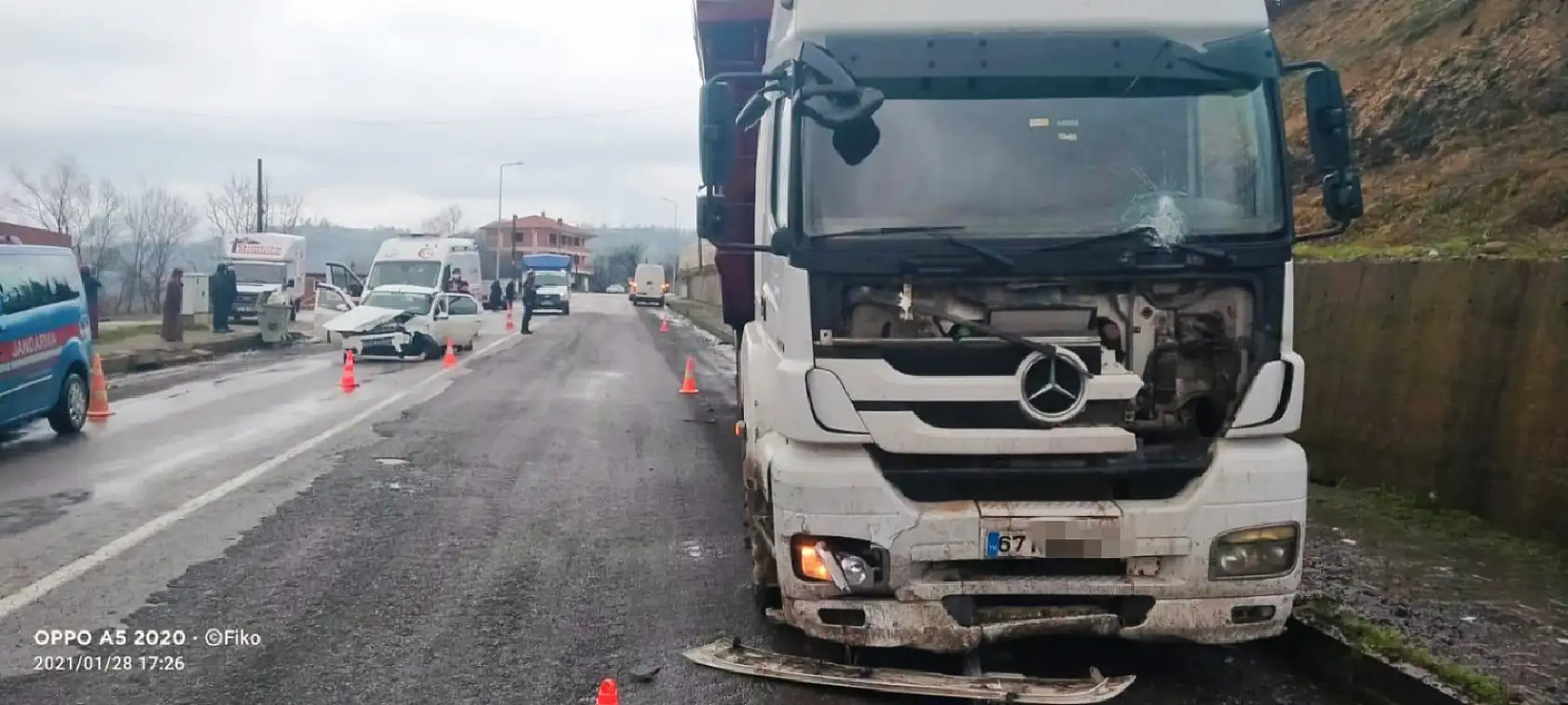 Otomobil ile Tır çarpıştı