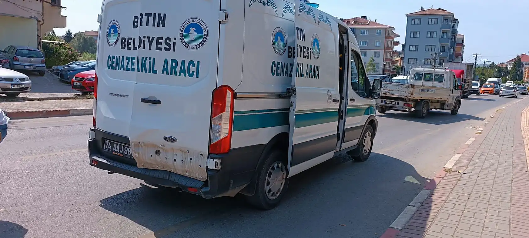 Cenaze nakil aracına çarptı