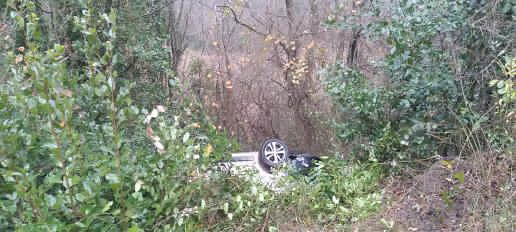 Otomobil şarampole yuvarlandı