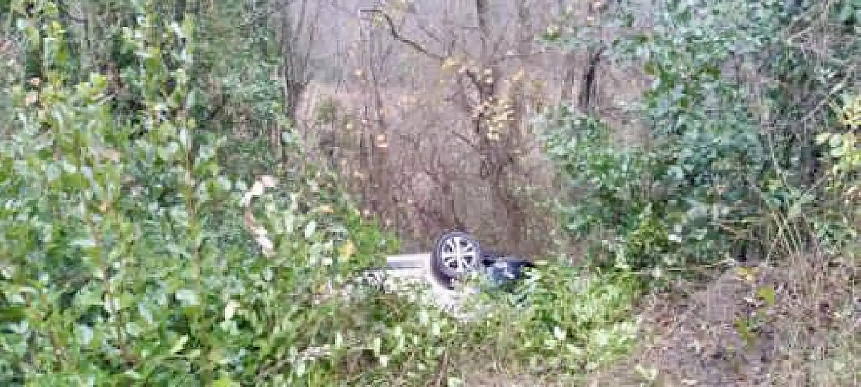 Otomobil şarampole yuvarlandı